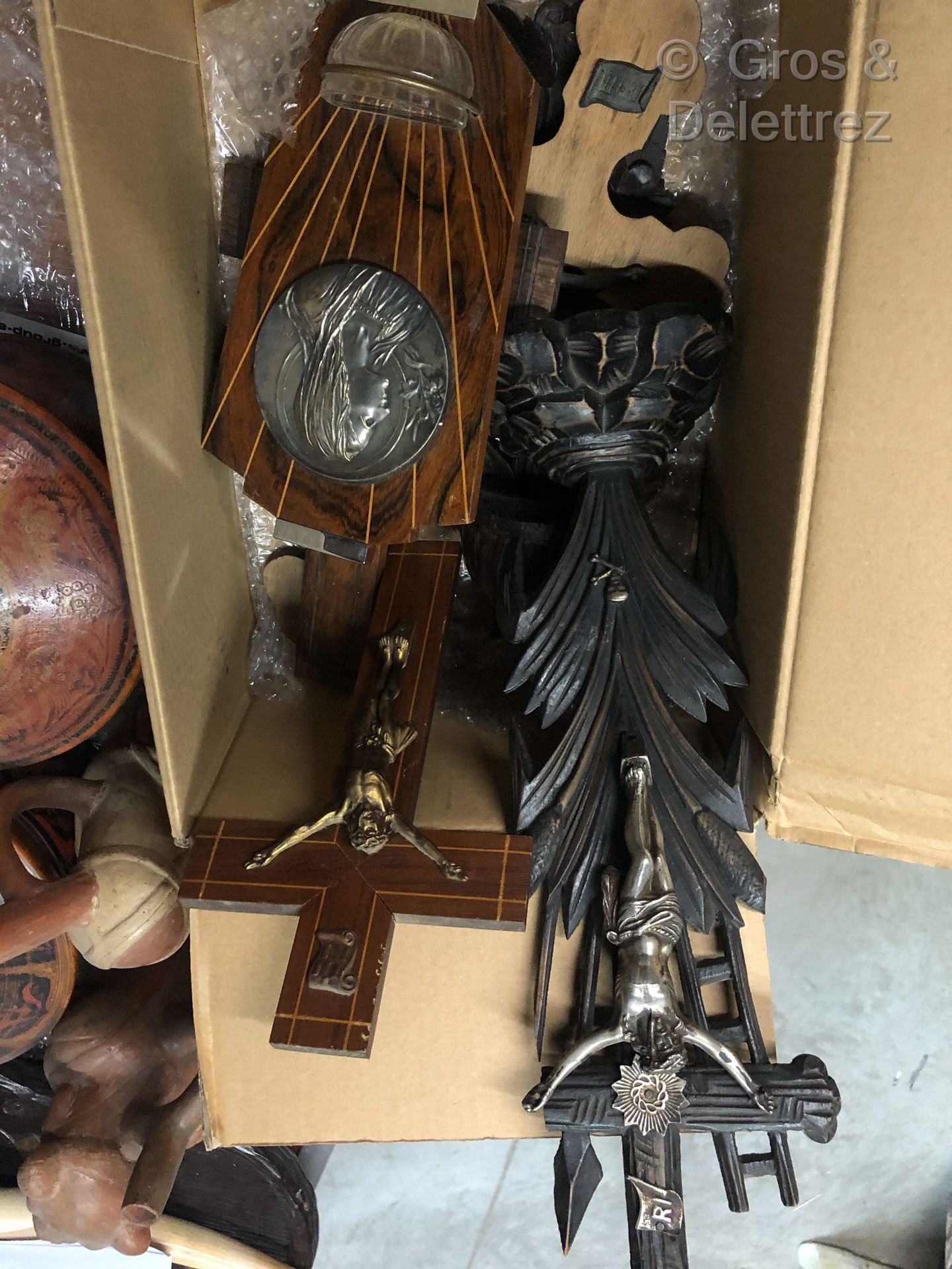 Null 一套四个木制十字架上的基督和三个圣水壶，一个是艺术装饰风格的。



小事故