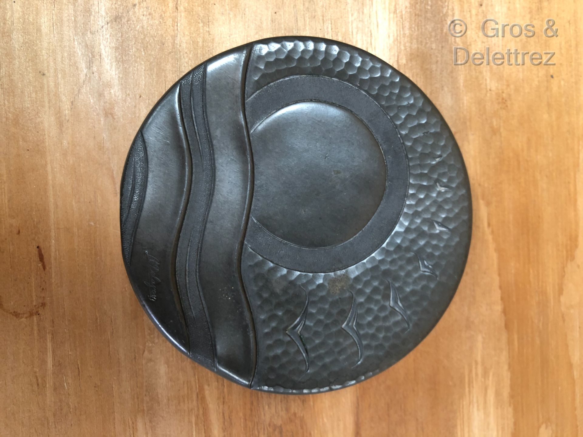Null DELAVAN René (活跃于1926-1958年) 圆形锡制盒子，盖子上有一个风格化的太阳装饰。签名。直径：16厘米。巴黎，1926年至1958&hellip;