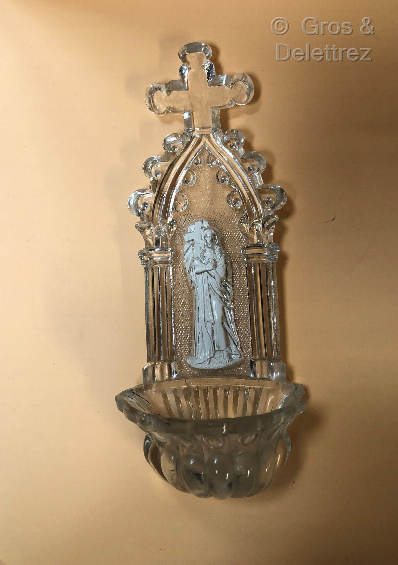 Null Lot de trois bénitiers d'applique en verre moulé à décor d'une saint martyr&hellip;