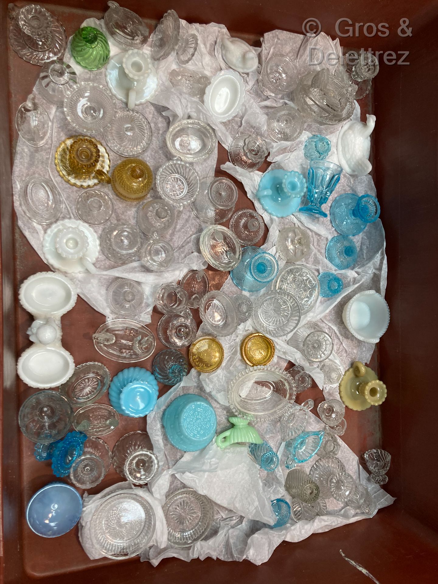 Null Set aus gegossenem Glas bestehend aus Salerons, Handkerzenhaltern, Schalen,&hellip;