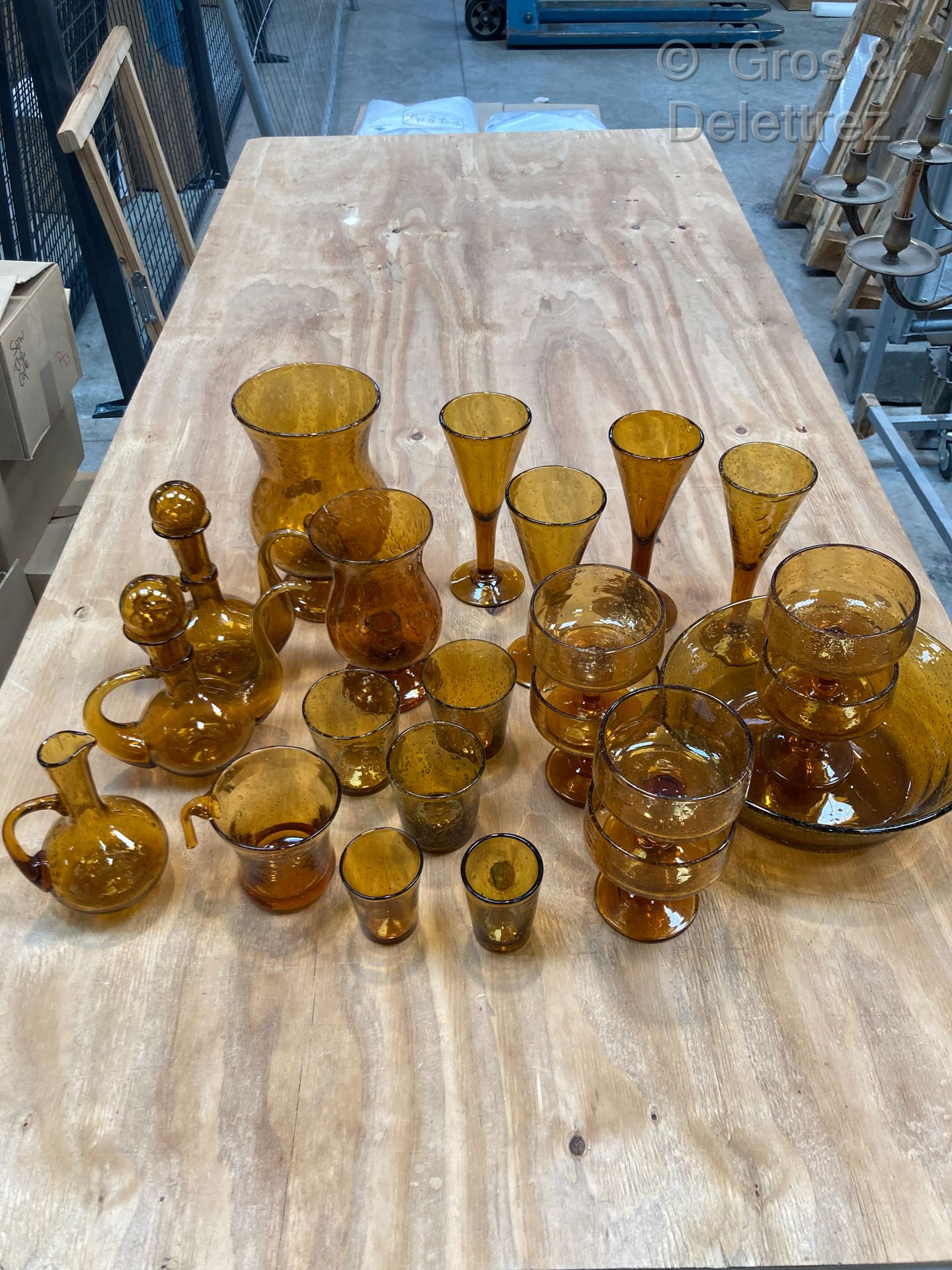Null 比奥特。橙色泡沫玻璃的一部分，由三个醒酒器，两个烛台，一个碗，一个杯子，四个长笛，三个高脚杯，两个利口酒杯和六个杯子组成。



小事故