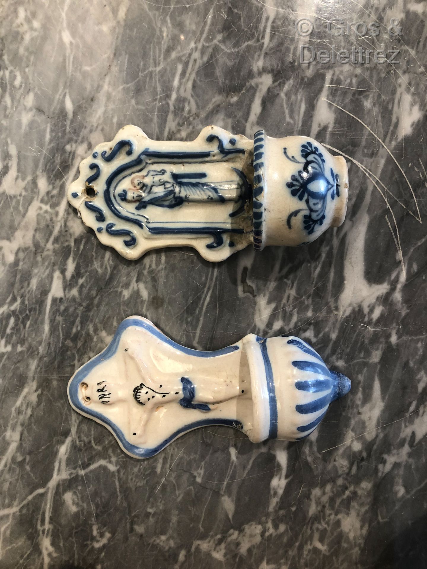 Null 两个蓝白珐琅彩陶罐，分别代表圣母子和十字架上的基督。



高度：16和18厘米。