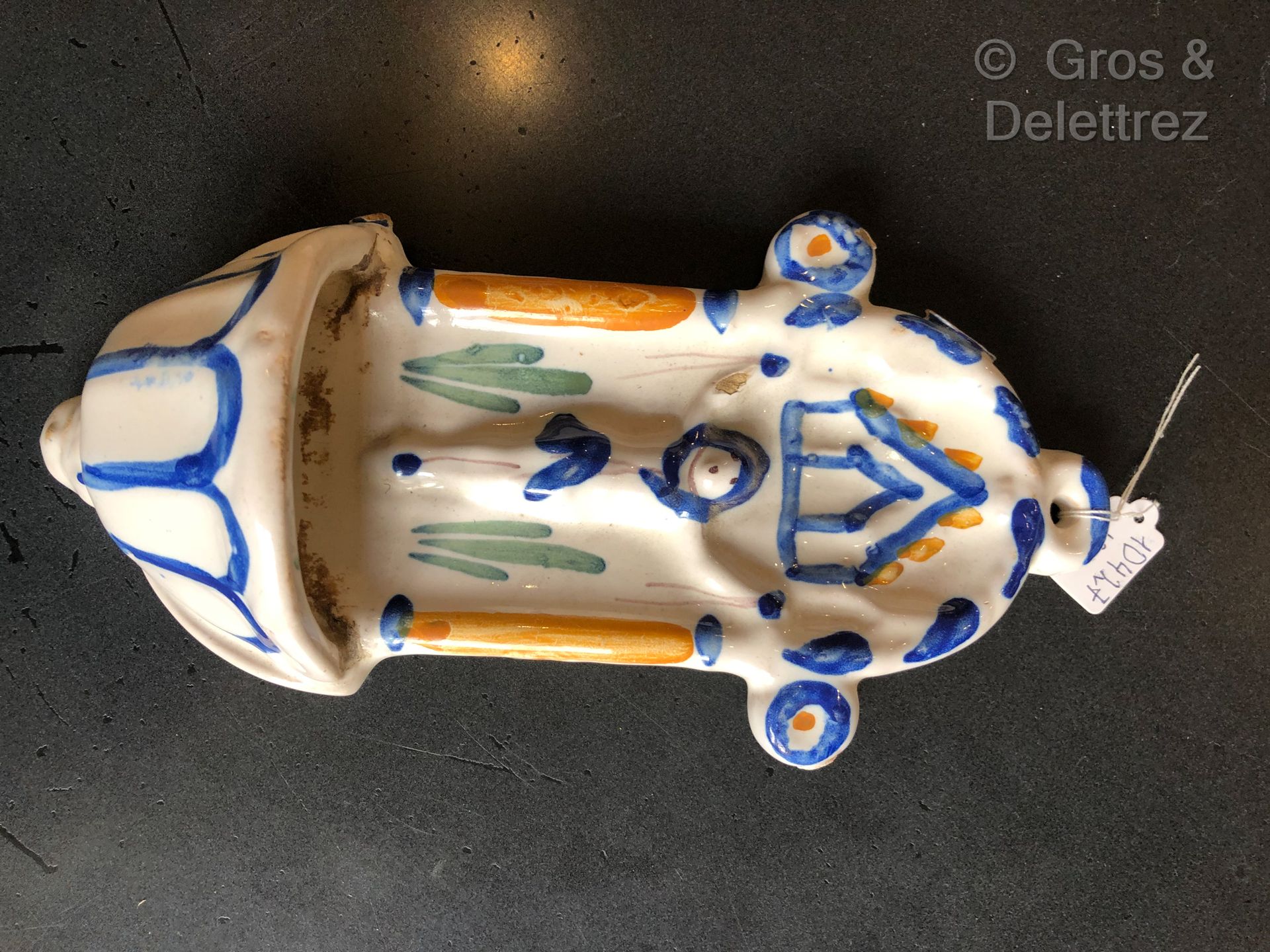 Null 一个白色、蓝色、绿色和赭石色的珐琅彩陶罐，代表十字架上的基督。



高度：19厘米