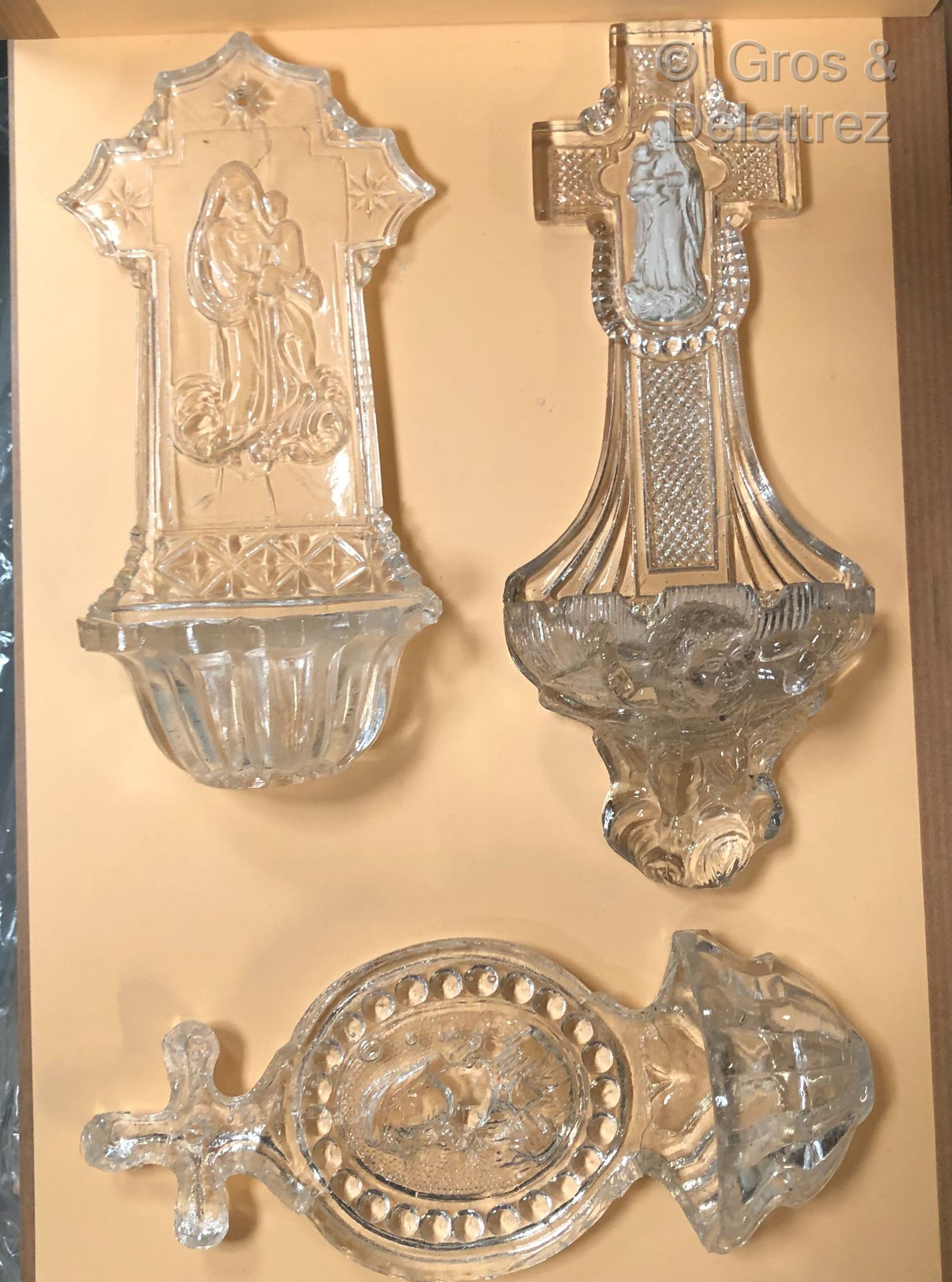 Null Lot de trois bénitiers d'applique en verre moulé à décor de la Vierge.



P&hellip;
