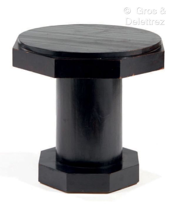 Null 1930年代的作品



染黑的桃花心木贴面的八角形基座桌

高：66 宽：67 深：67 厘米