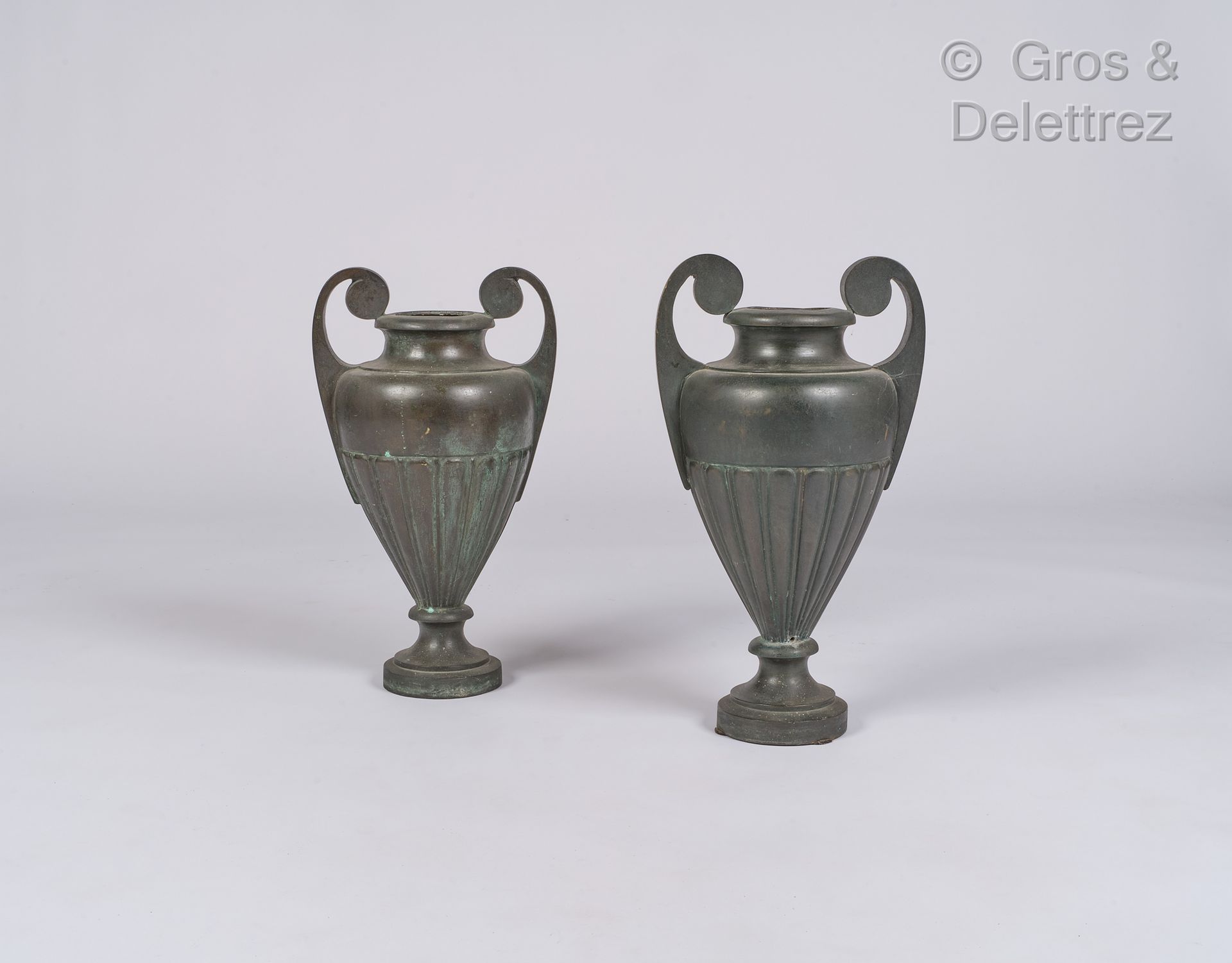 Null Französische Arbeit

Ein Paar Medici-Vasen aus Bronze mit grüner Patina.

H&hellip;