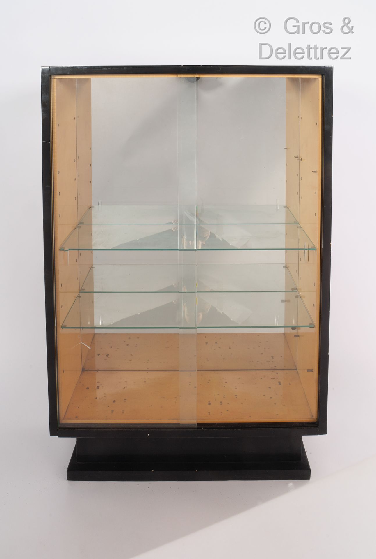 Null 雅克-阿德内，以其风格

黑漆木窗单元开口，有两扇玻璃推拉门

高：136厘米，宽：90厘米，深：35厘米

(损坏和丢失的部件)