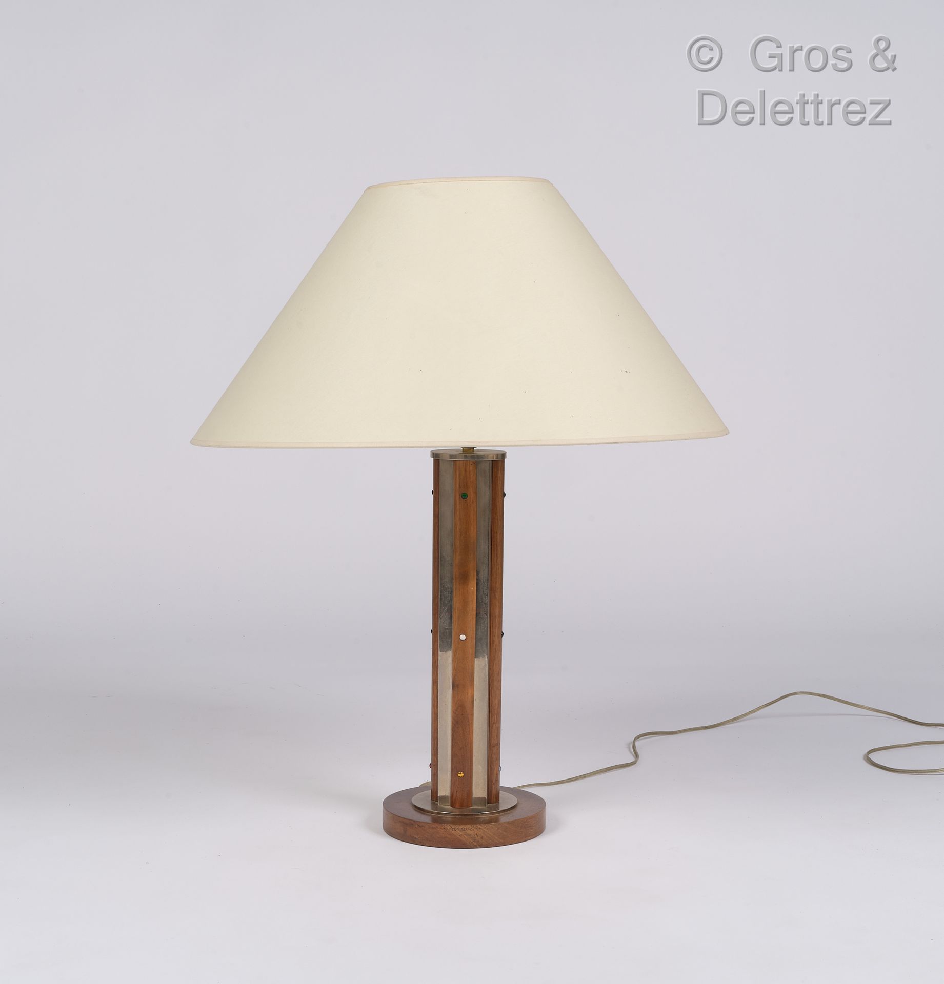 Null Travail moderniste

Lampe de bureau en bois et métal chromé

H : 49 cm