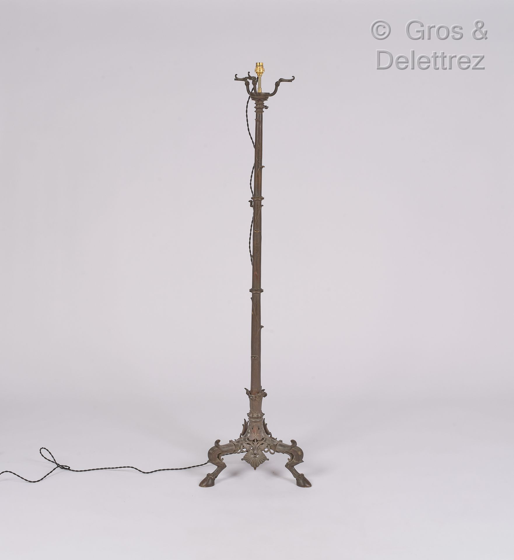 Null 40年代/50年代的作品

金属和青铜材质的落地灯，带有炮铜色光泽

以凯里罗斯别墅的精神工作

高：137厘米