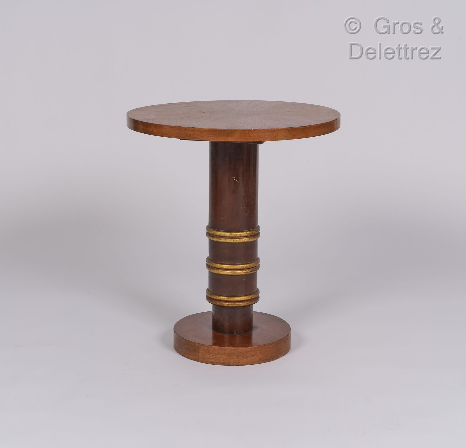 Null 40年代的作品

单板基座桌，圆形桌面，底部有镀金圆环

高：57厘米，深：49.5厘米