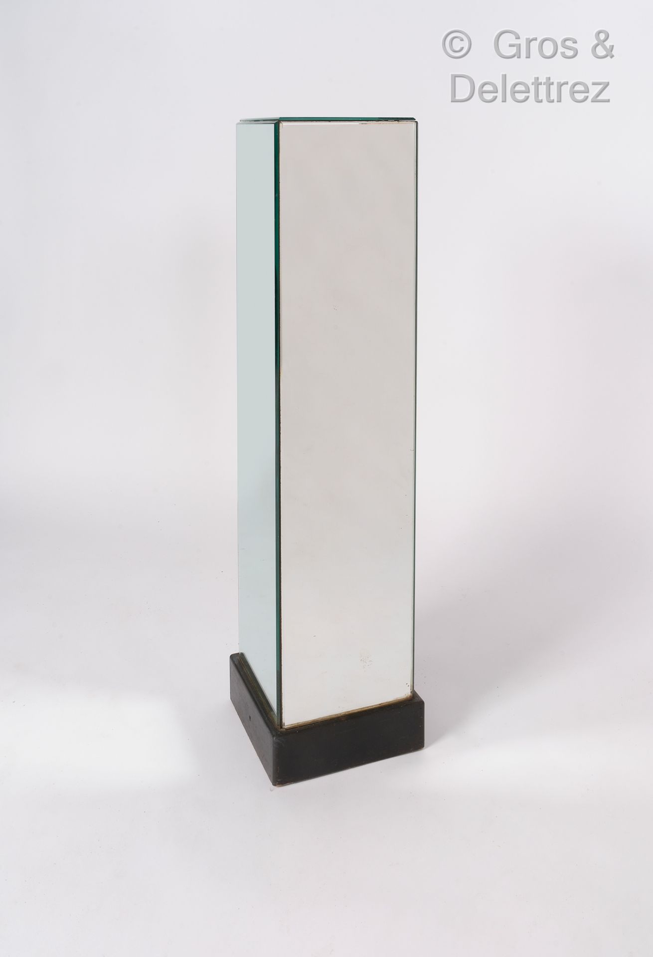 Null Obra moderna

Columna de espejo, base de madera ennegrecida

Alto: 111 cm, &hellip;