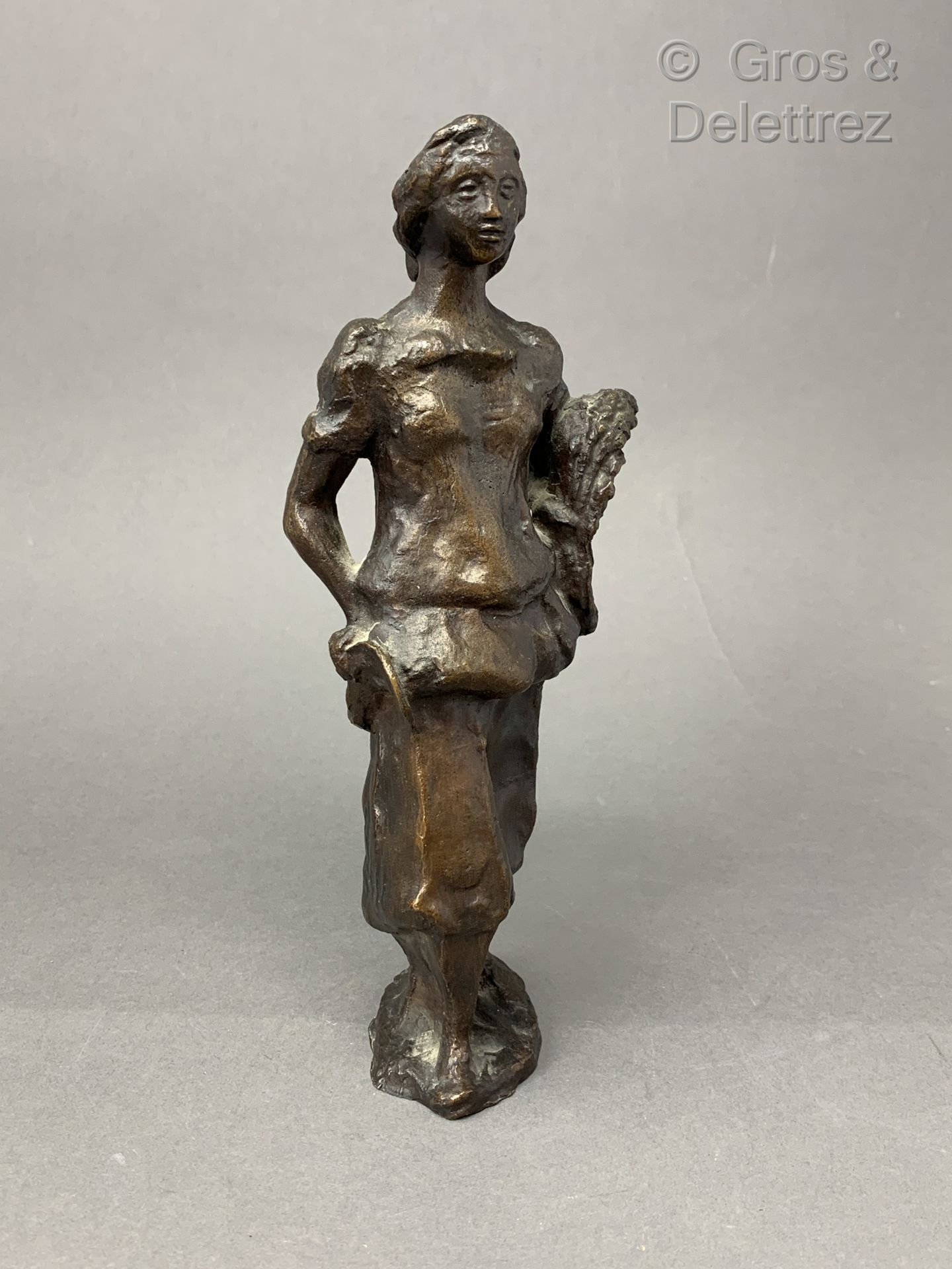 Null 1930-1940年的法国作品

棕色铜锈的女人铜雕

签名的痕迹

高：22厘米