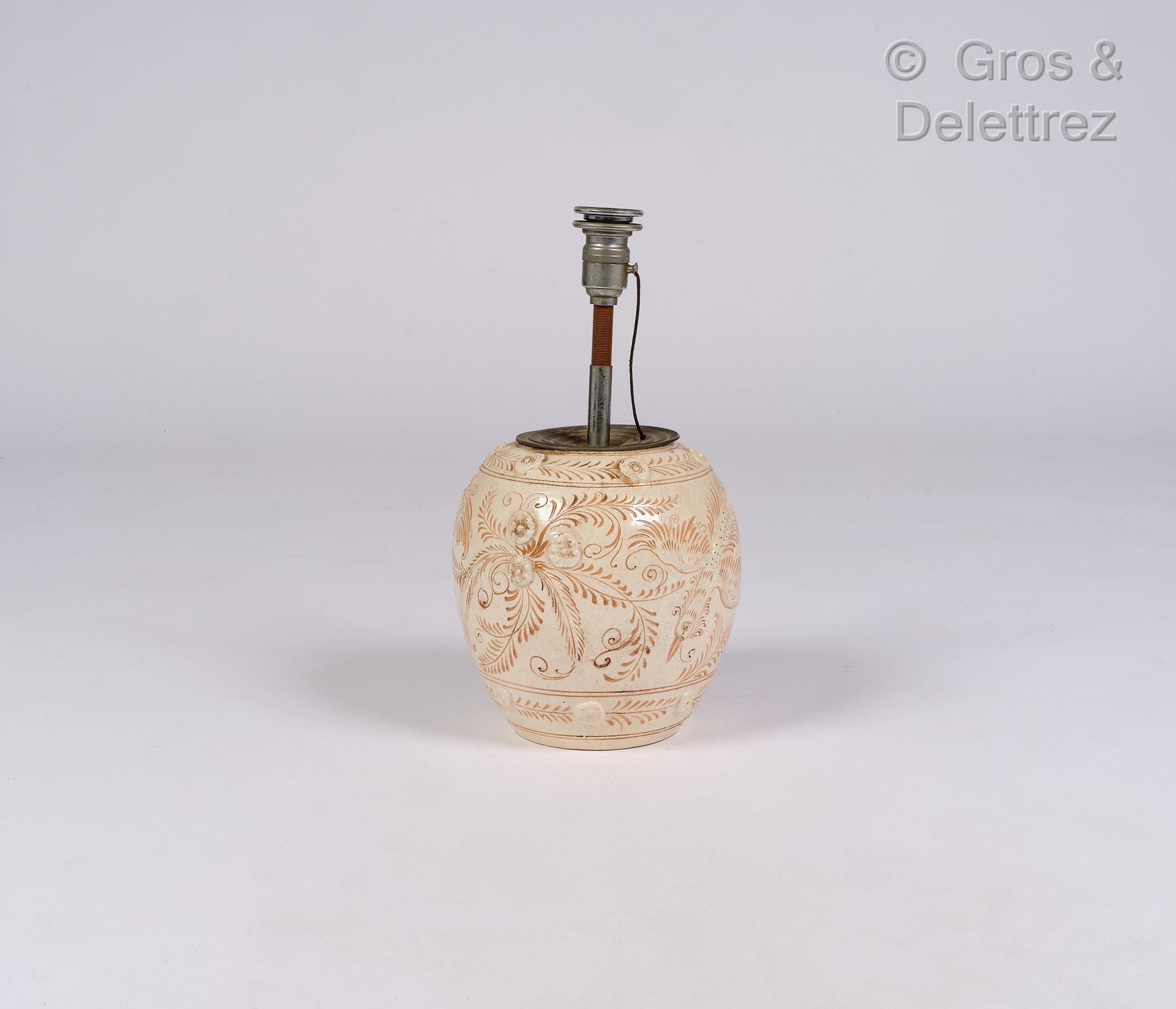 Null Italienische Arbeit

Lampe aus biegsam glasierter Keramik mit braunem Blätt&hellip;