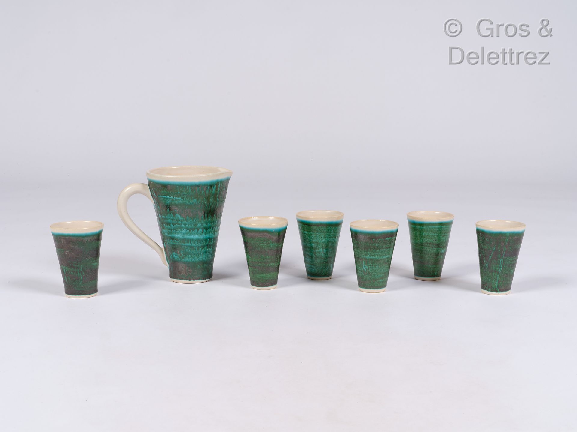 Null 罗伯特-德布兰德尔 (1924 - 2010)

绿色釉面陶瓷橙汁套装，包括六个高脚杯和一个水壶

签名

水壶，高：20厘米

高脚杯，高：12厘米&hellip;