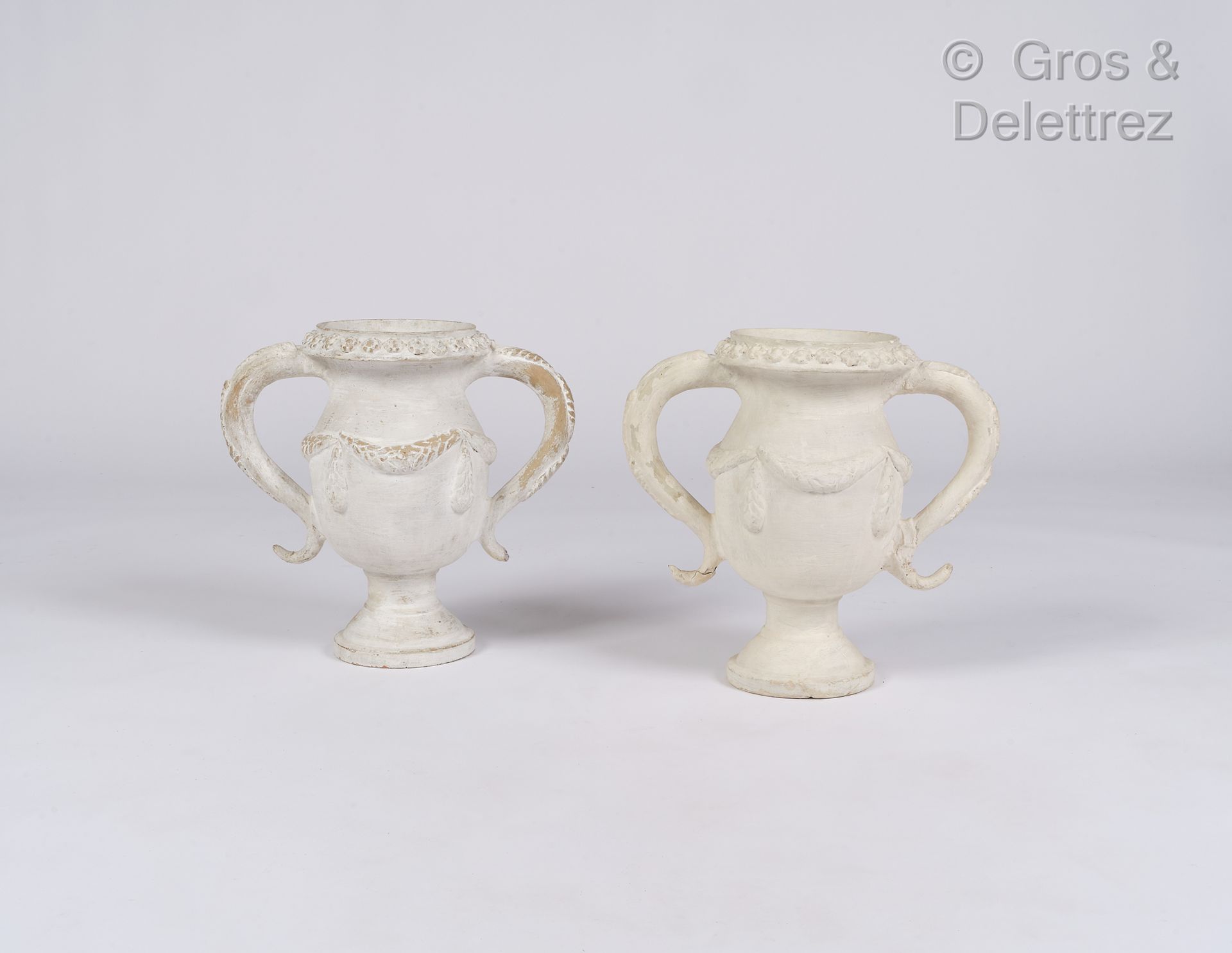 Null 法国作品

白釉陶器双柄花瓶一对

高：39厘米

(修复和磨损)