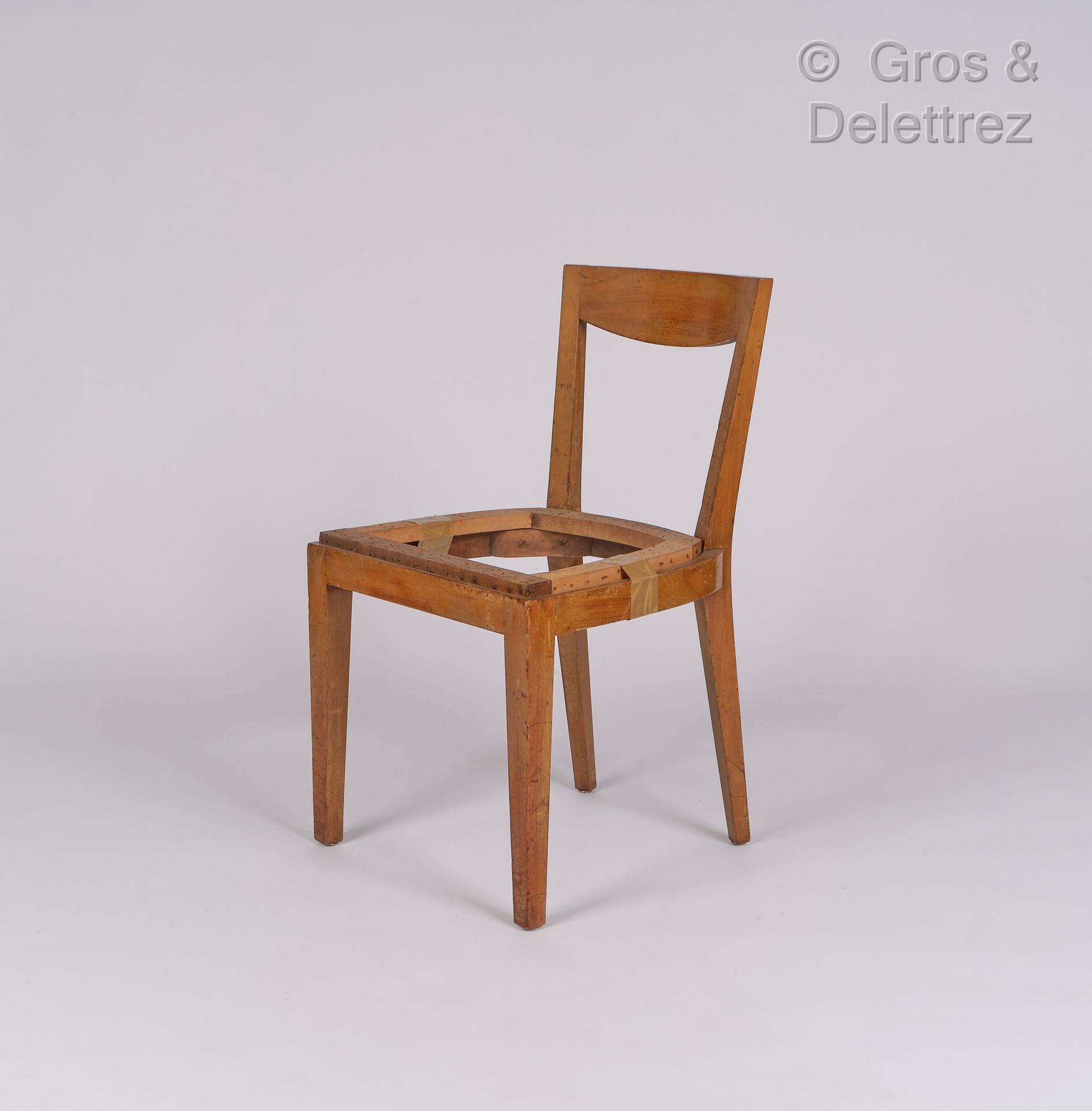 Null Eugène PRINTZ (1879 - 1948)

Stuhl aus blondem Mahagoni.

H: 78 cm, B: 46 c&hellip;
