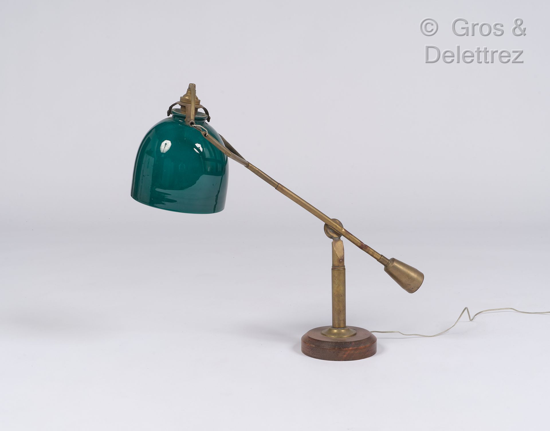 Null 爱德华-威尔弗里德-布凯（生于1886年）。

现代主义台灯，带镀铬金属摆件

带绿色乳白玻璃灯泡罩

出版商的板块

高：48厘米

(磨损)