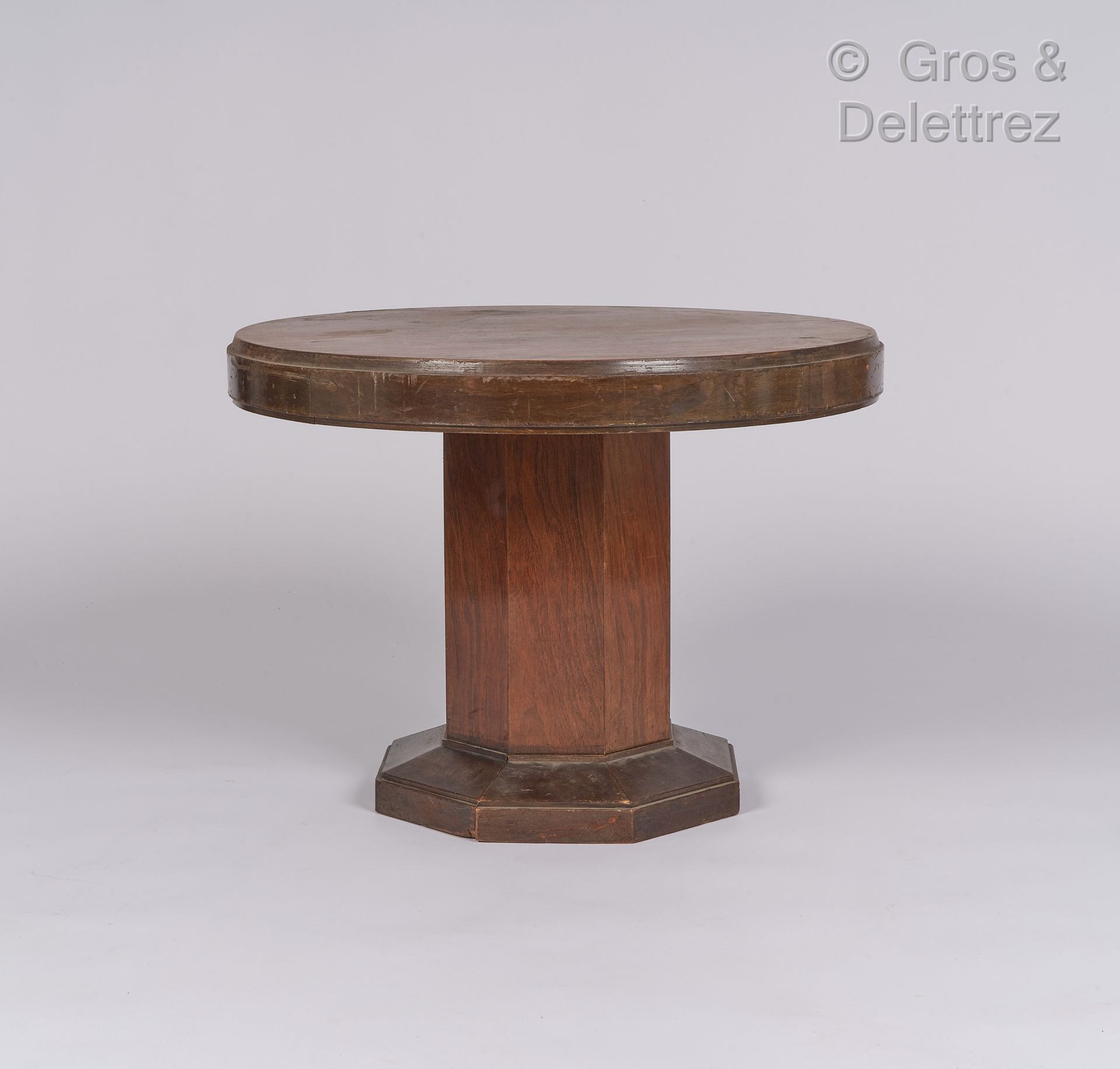 Null Francis JOURDAIN

胡桃木饰面咖啡桌，圆形桌面，八角形底座

高：52厘米，深：71厘米

(事故)