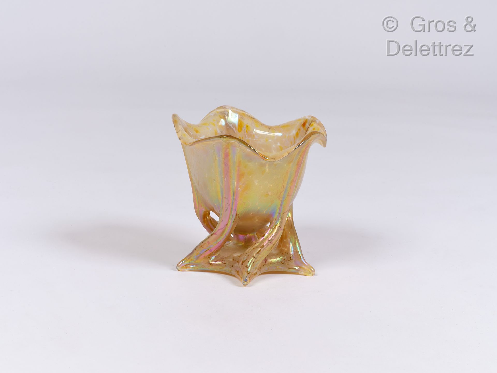 Null Loetz的风格，在

虹彩玻璃花瓶，带黄色阴影

高：15厘米