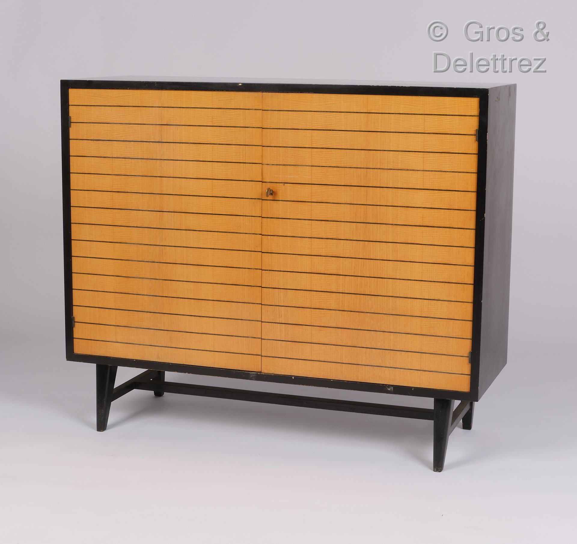 Null 莫里斯-弗拉歇 (1872-1964)

黑色漆面木质餐具柜，前面有两扇门。

约1950年

高：100厘米，宽：119厘米，深：43厘米

(使用&hellip;