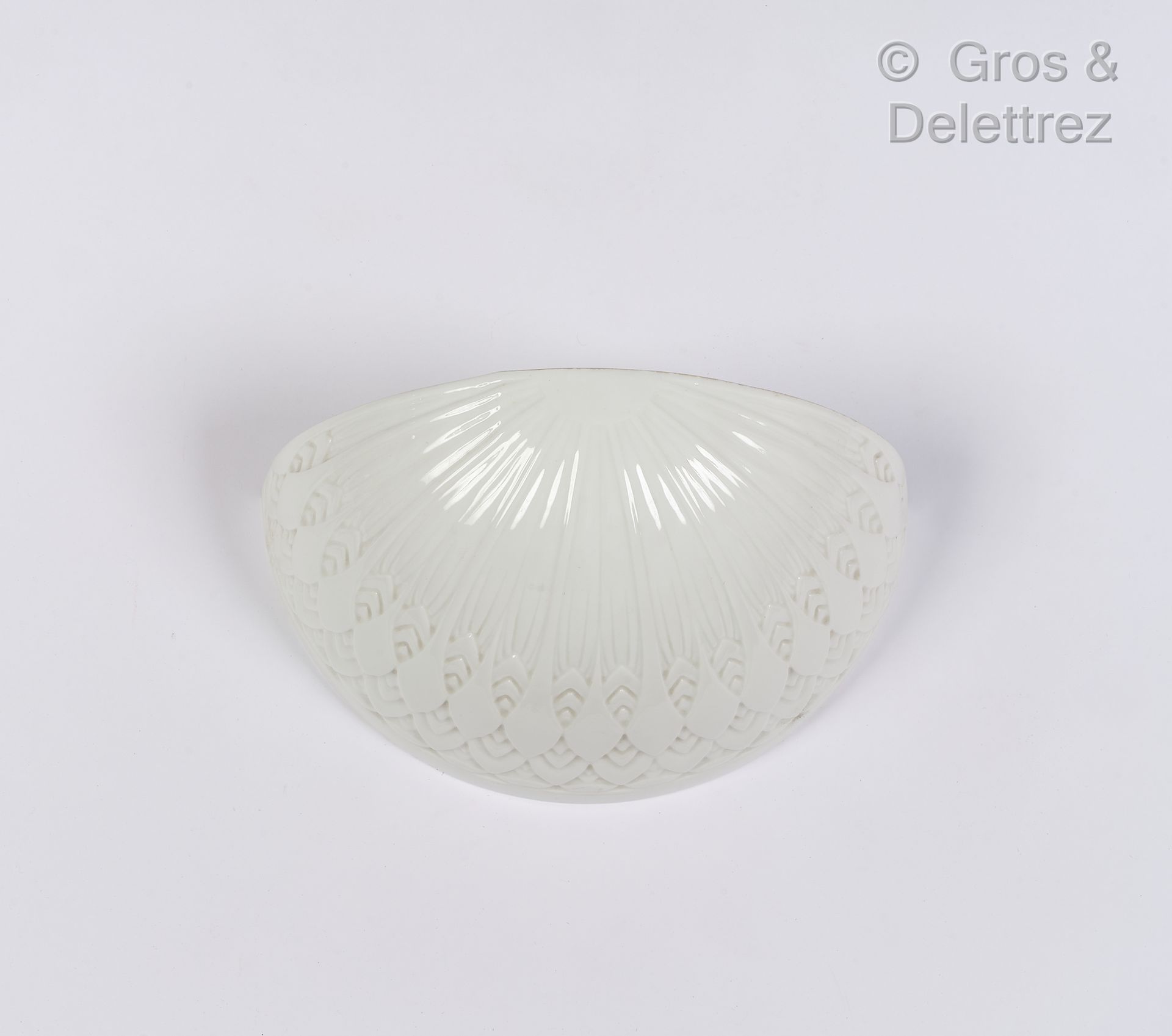 Null Sèvres

White enamelled ceramic hemispherical wall lamp

H : 16 cm, W : 32 &hellip;