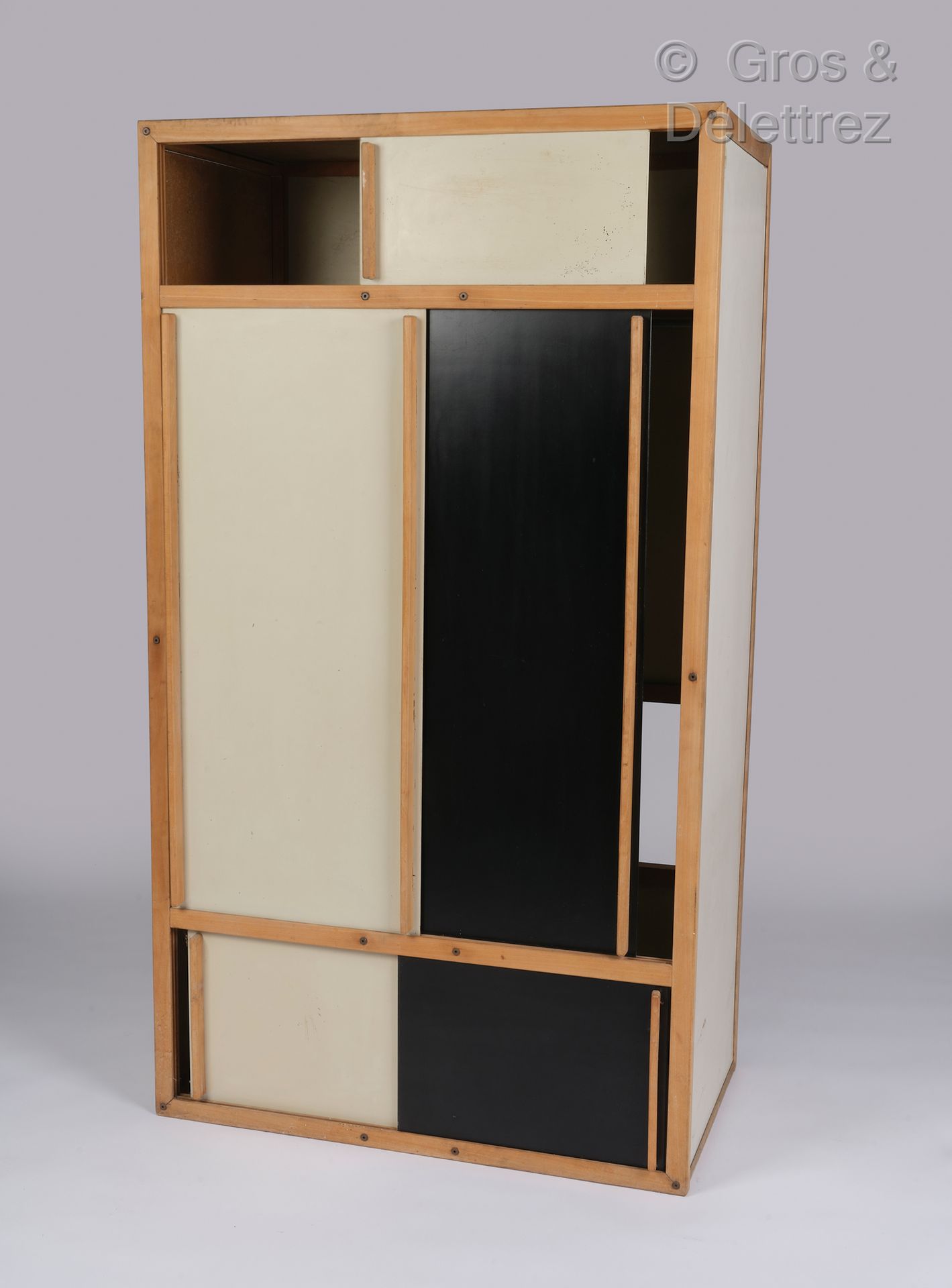 Null André SORNAY (1902-2000)

Blond mahogany cabinet opening with six sliding d&hellip;