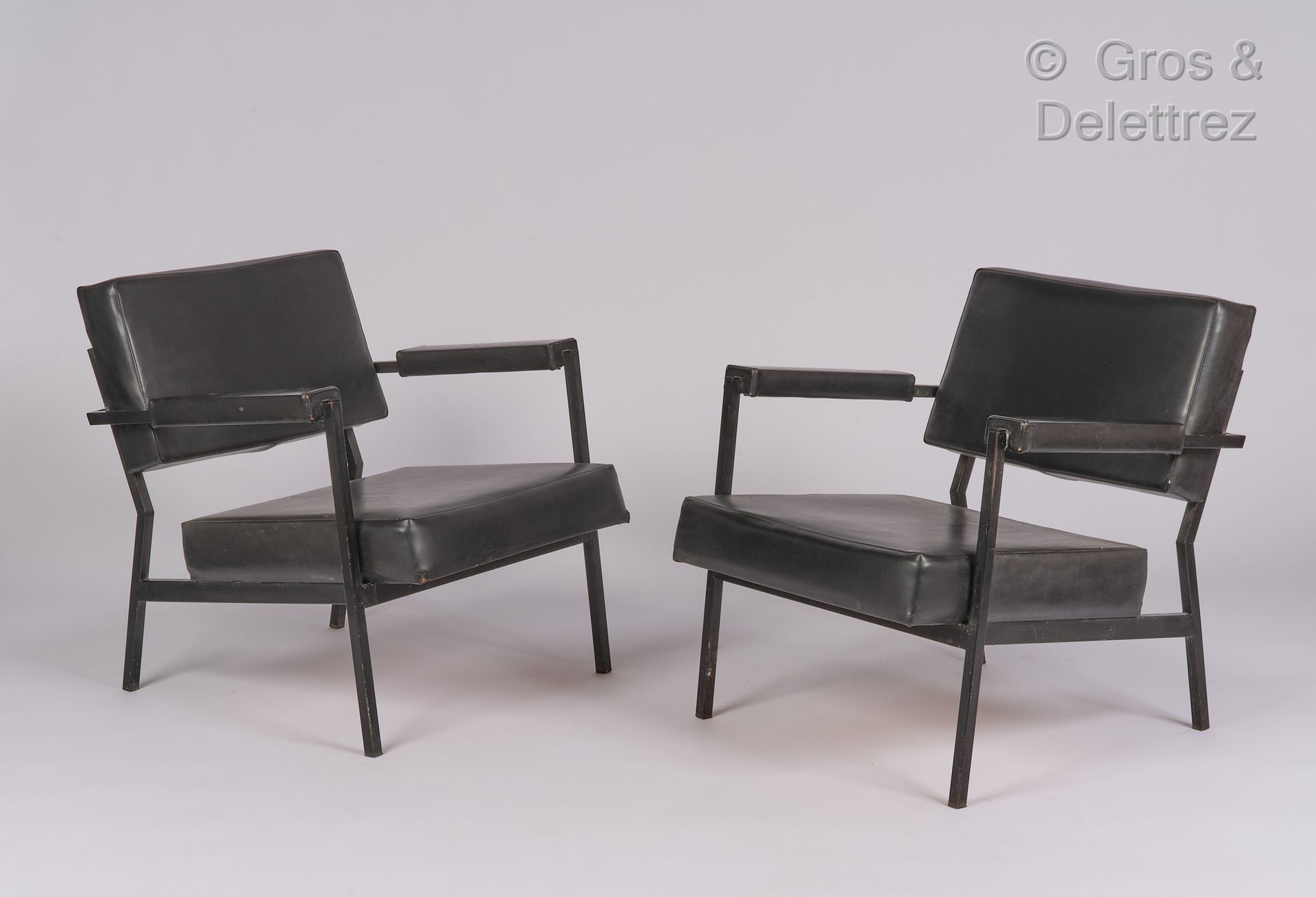 Null 皮埃尔-瓜里切，归功于

一对扶手椅，黑色漆面金属结构，黑色skai软垫

高：70厘米，宽：65厘米，深：66厘米