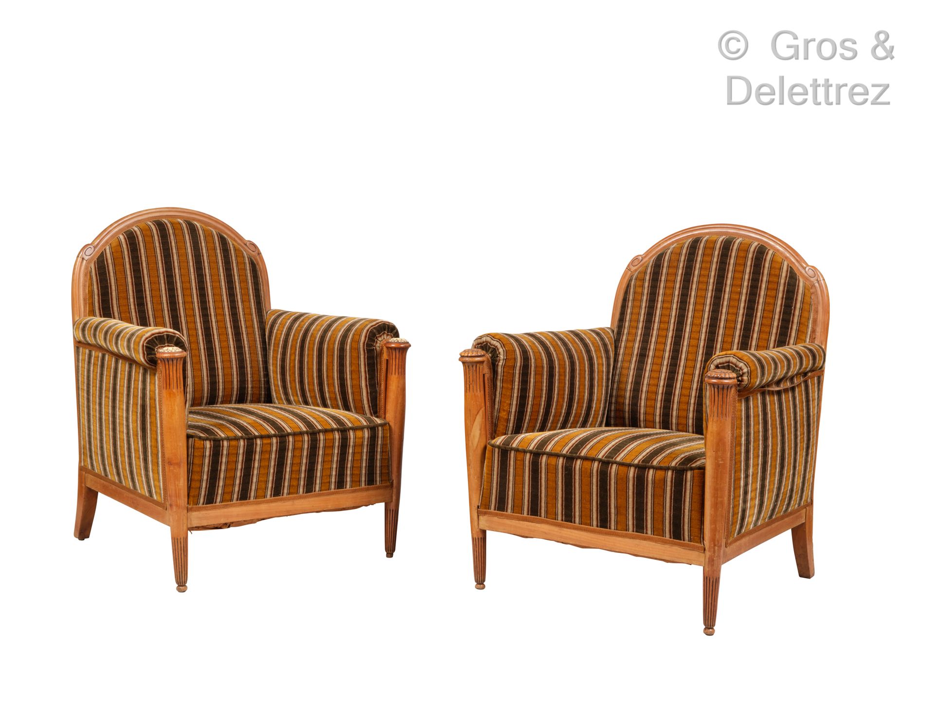 Null 1925年的法国作品

两套彩色山毛榉扶手椅，雕刻花卉图案

扶手椅的扶手上添加的花粉。

座椅上覆盖着几何图案的织物

高：95 宽：60 深：70&hellip;