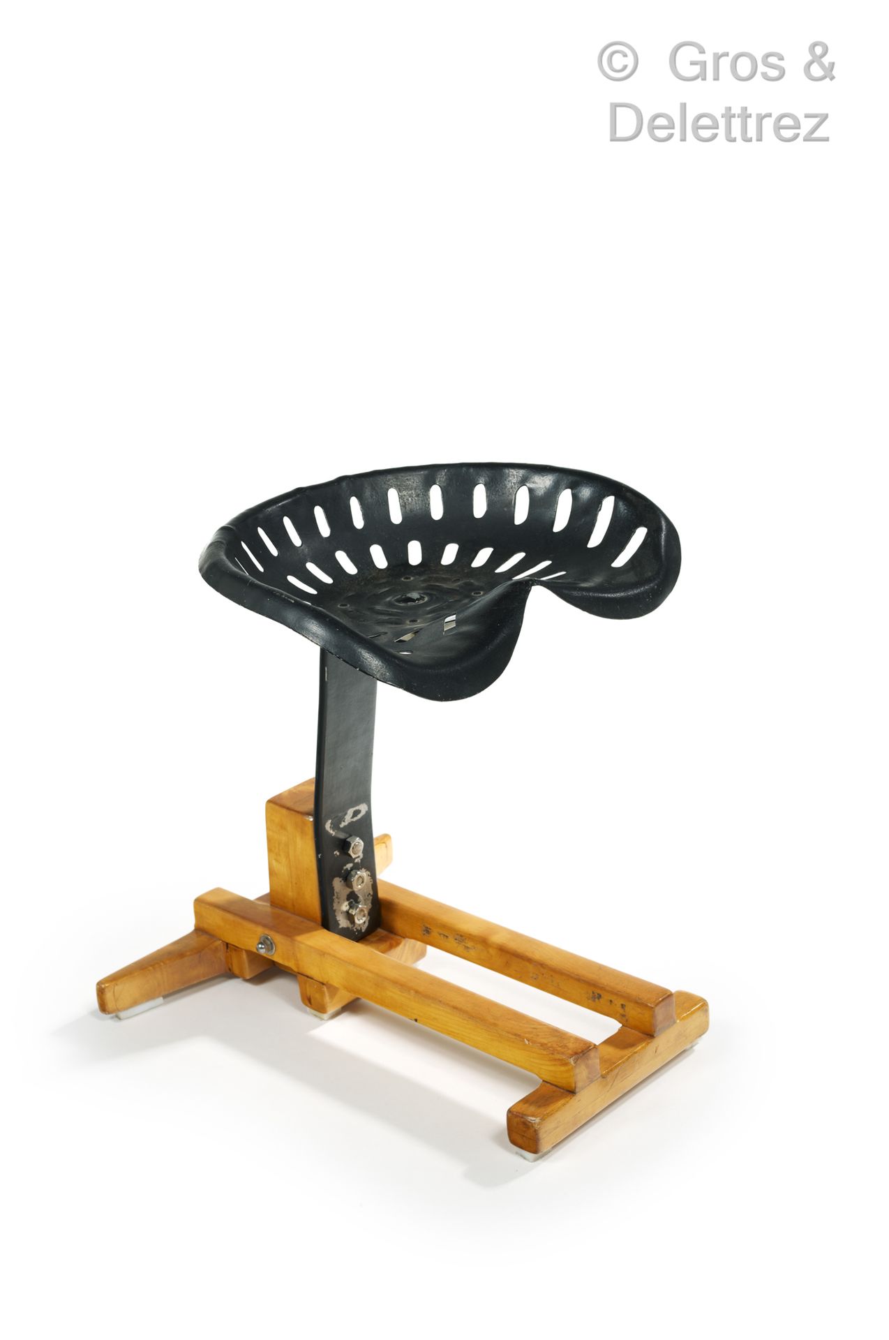 Null 现代工作

拖拉机 "凳子，黑色漆面镂空金属座椅，松木底座

高：53厘米，宽：45厘米，深：51厘米
