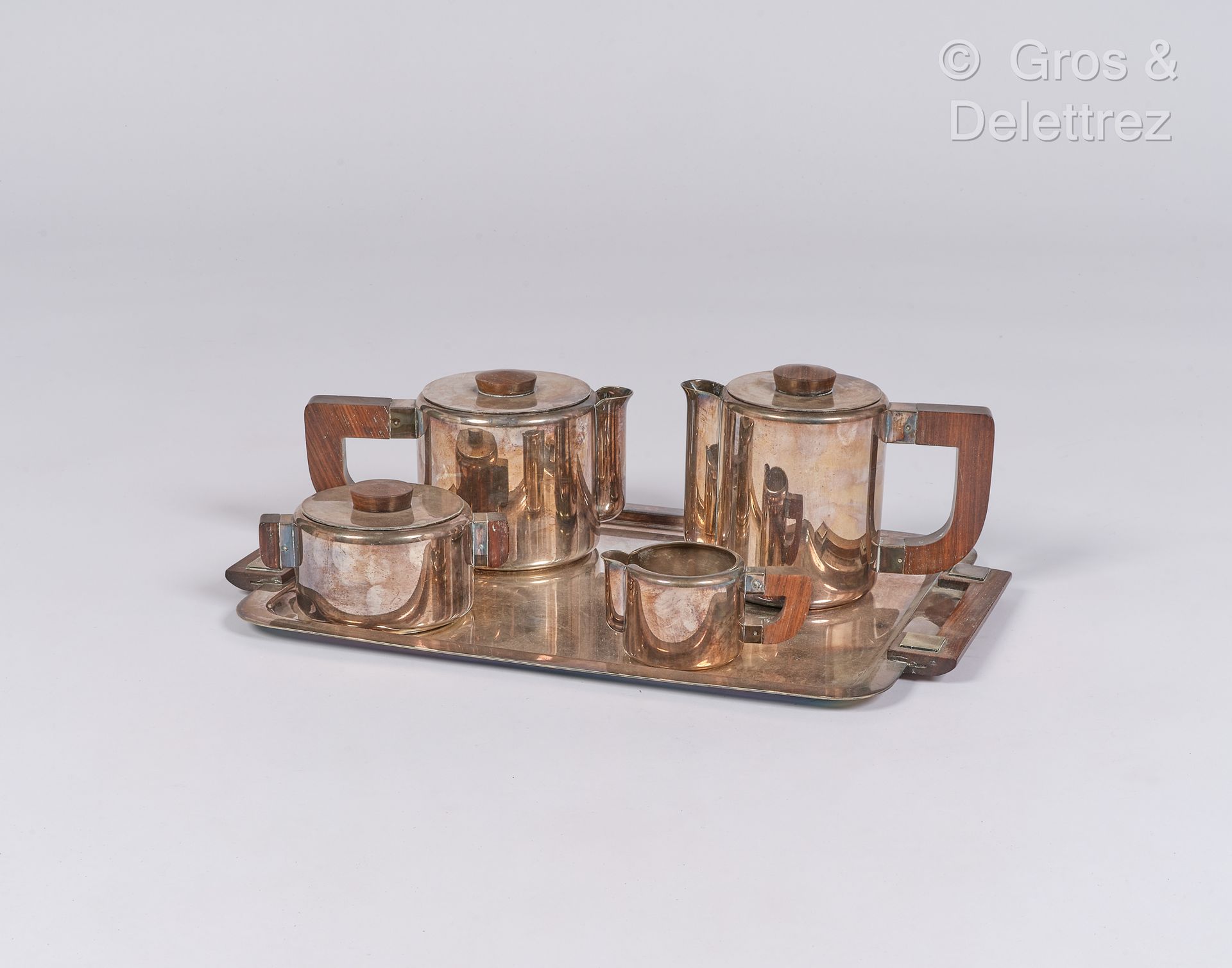 Null 克里斯托弗

镀银金属和红木茶具和咖啡具，包括一个托盘，一个糖碗，一个牛奶壶，一个茶壶和一个咖啡壶

签名
