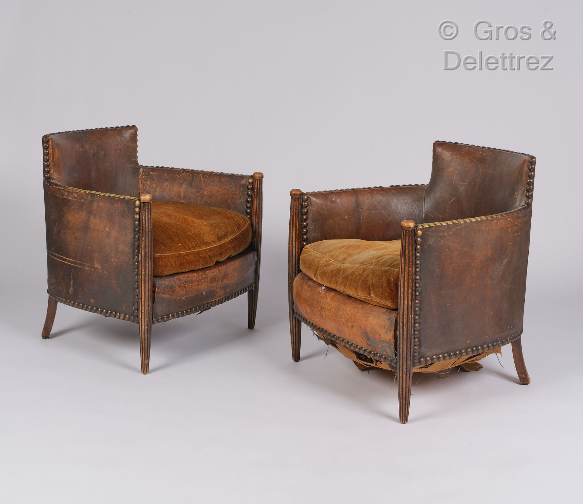 Null 1925年的作品

一对扶手椅，前腿为凹槽木，棕色皮革和赭石色天鹅绒软垫

高：71厘米，宽：64厘米，深：64厘米

(事故)