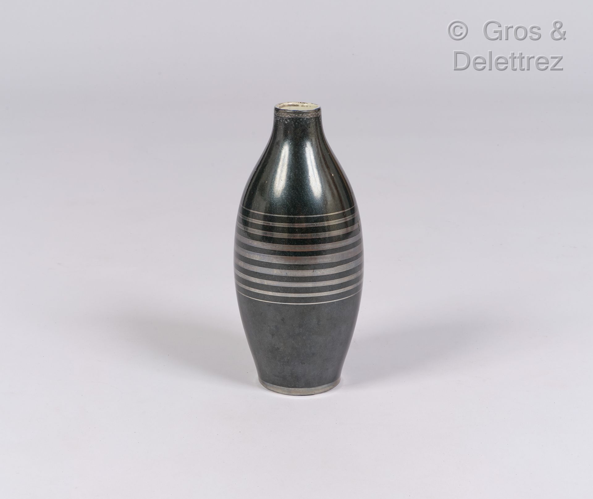 Null Boch La Louvière

Black enamelled ceramic vase with silver geometric decora&hellip;