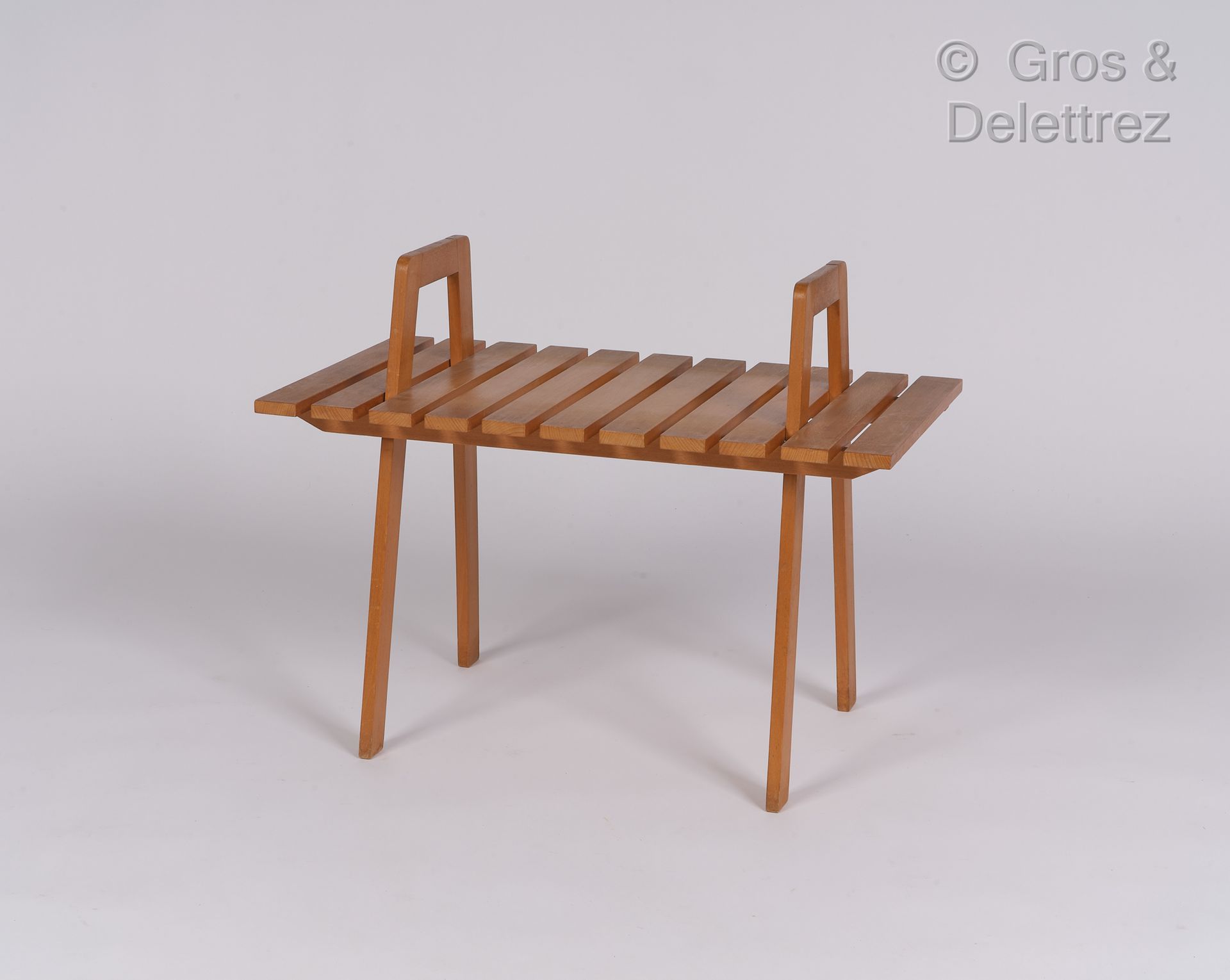 Null Lavoro francese

Tavolino in legno biondo

H: 60 cm, L: 70 cm, P: 40 cm