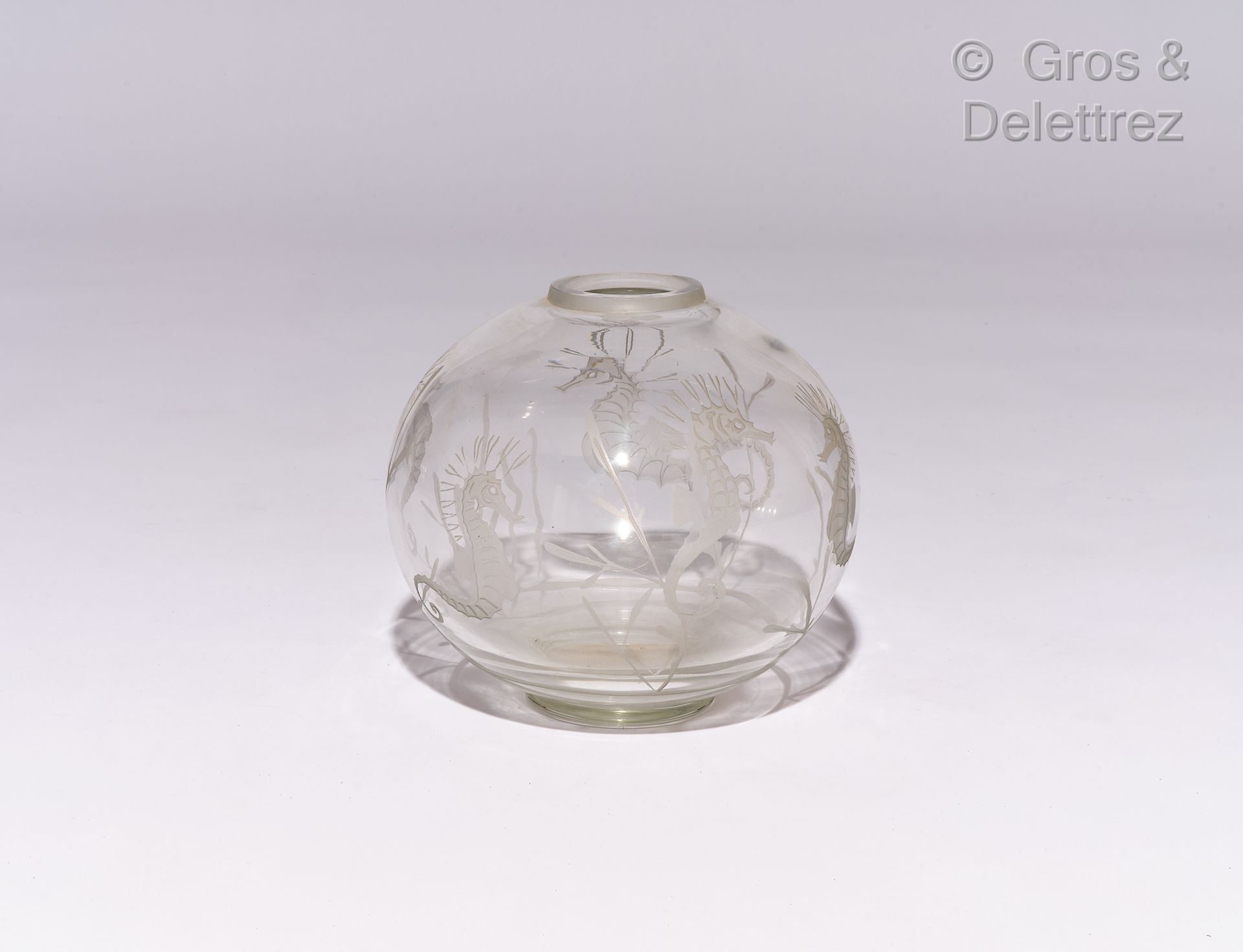 Null 法国卡萨

脚跟上的球形玻璃花瓶，刻有海马的装饰

签名

高：22厘米