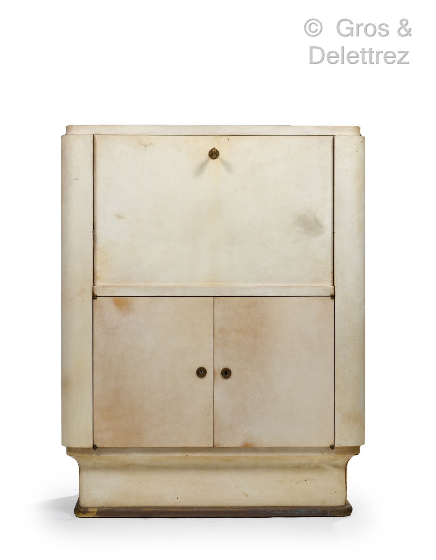 Null 勒内-德鲁埃 (1899-1993)

完全用羊皮纸覆盖的秘书，前面有一个挡板和两个门。

黄铜底座和锁具

约1930-1940年

高：116厘米&hellip;