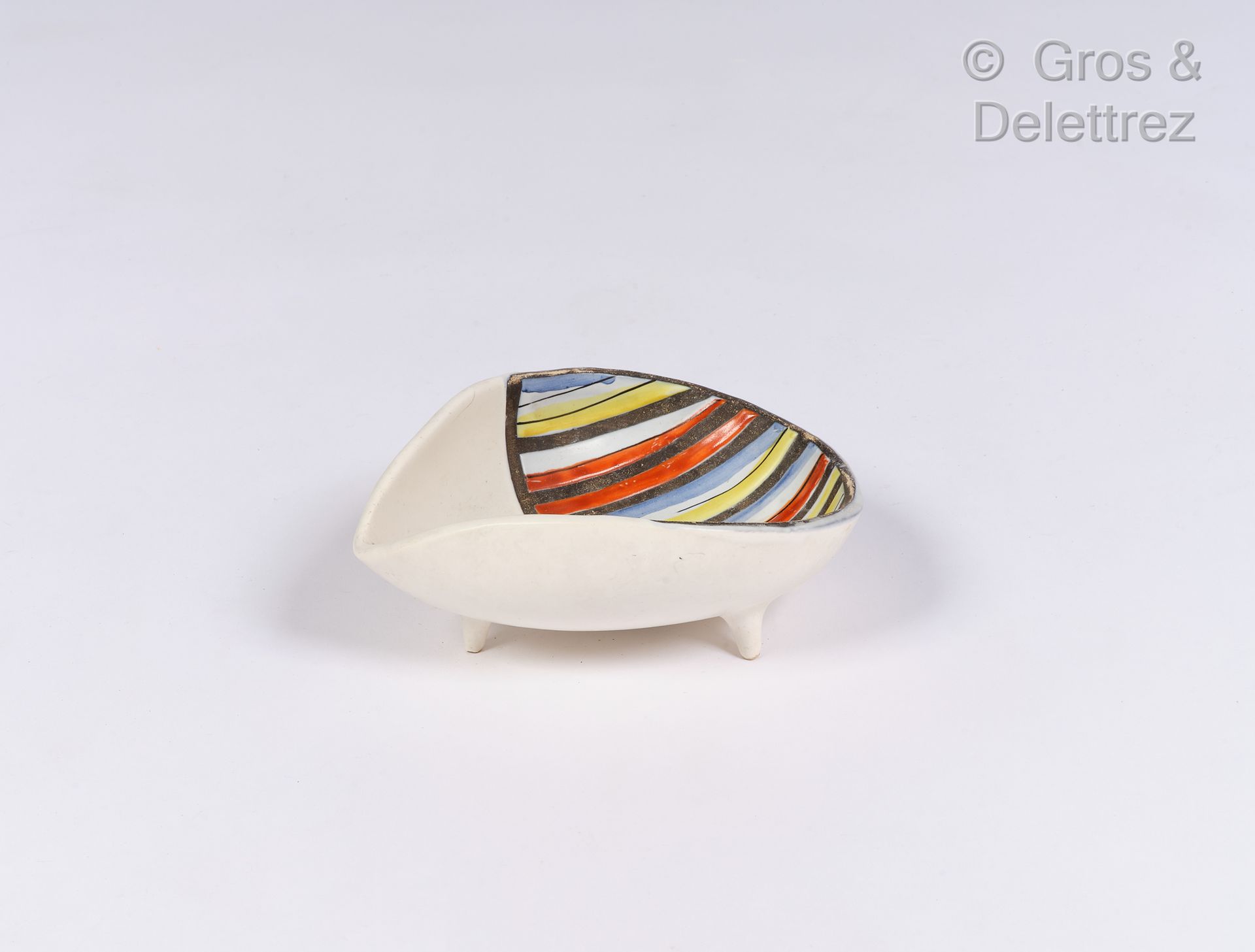 Null 罗杰-卡普隆(1922-2006)

多色珐琅彩陶瓷鼎炉碗

签名

高：7厘米，宽：18厘米，深：14厘米

(穿着)