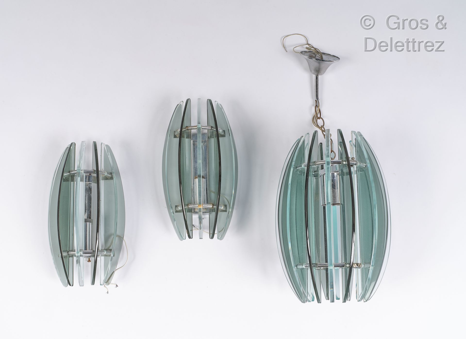 Null 意大利作品

套装包括一盏顶灯和一对有色玻璃和镀铬金属的壁灯

吸顶灯，高：55厘米，深：22厘米

壁灯，高：29厘米，宽：18厘米，深：12厘米