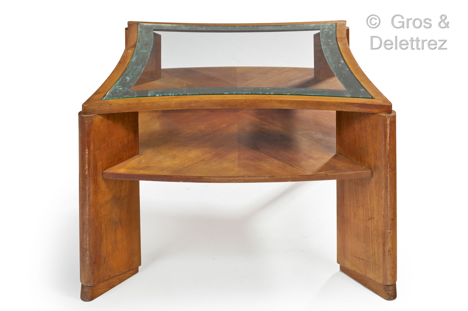 Null 多米尼克-安德烈-多明(1883-1962)和马塞尔-吉纳维里耶尔(1885-1967)工作室

胡桃木茶几，部分银色玻璃桌面，放置在四个实心的圆形立&hellip;