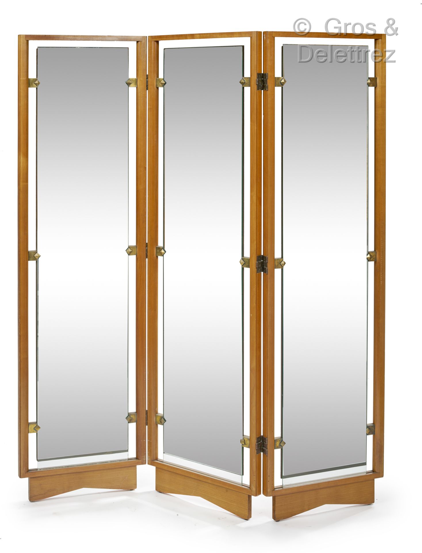 Null 马克西姆-奥德 (1910-1991)

樱桃木框架的屏风，围着长方形的镜子，镀金的黄铜扣件下有尖尖的方块。

约1945-1950年

高：174厘&hellip;