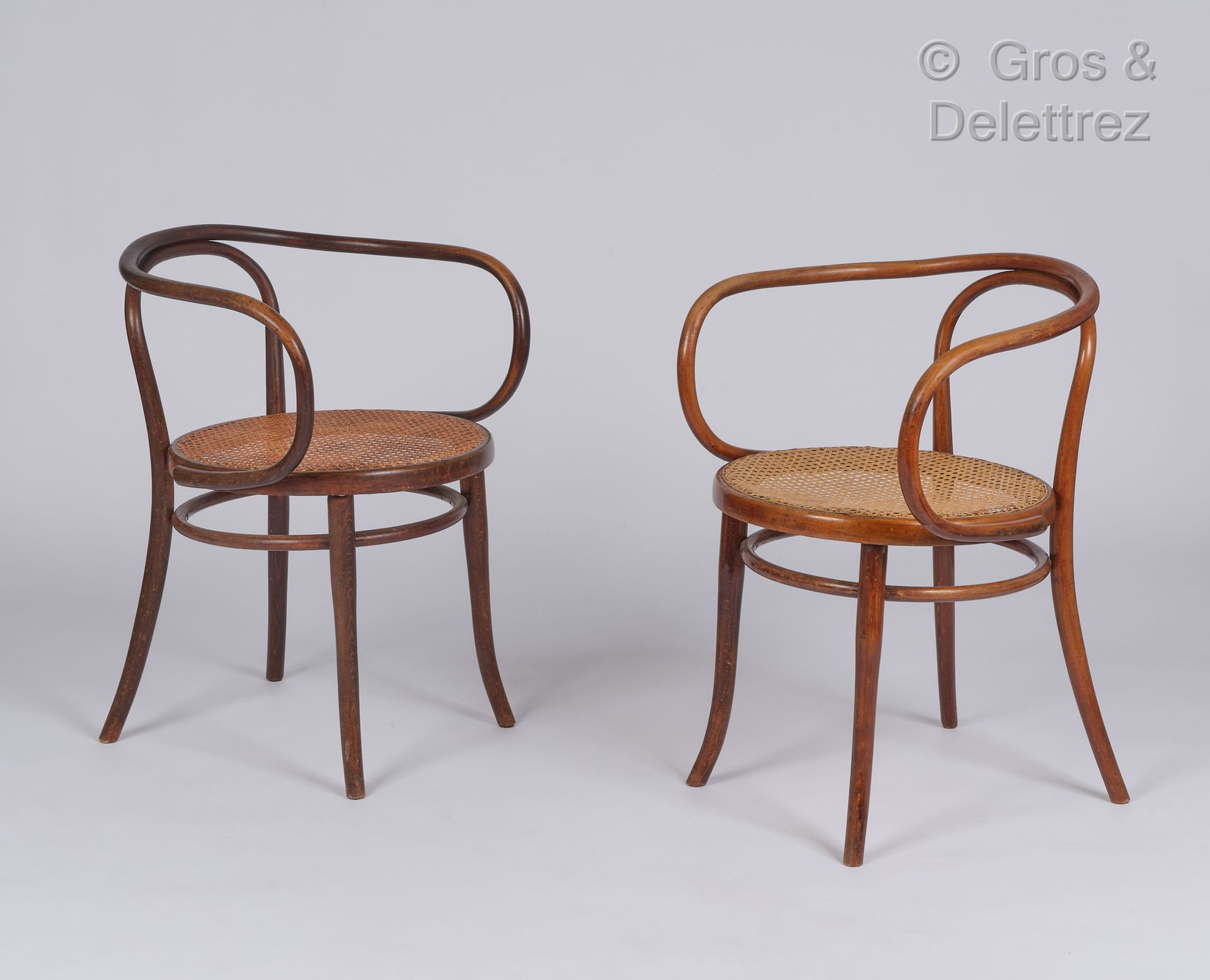 Null Thonet Editeur

Paire de fauteuils en bois courbé et cannage

H : 75 cm, L &hellip;