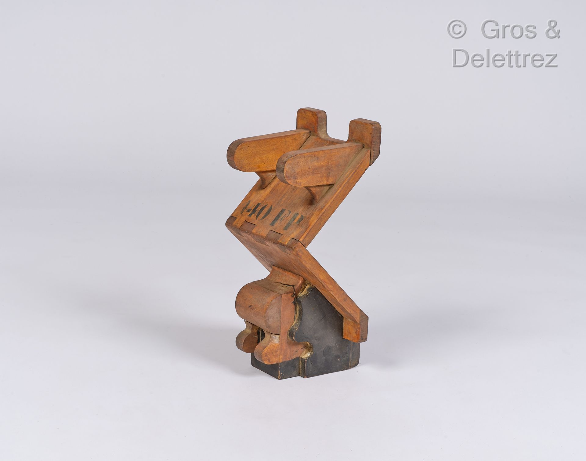 Null Travail des années 60

Sculpture géométrique en bois

H : 37 cm, L : 16,5 c&hellip;