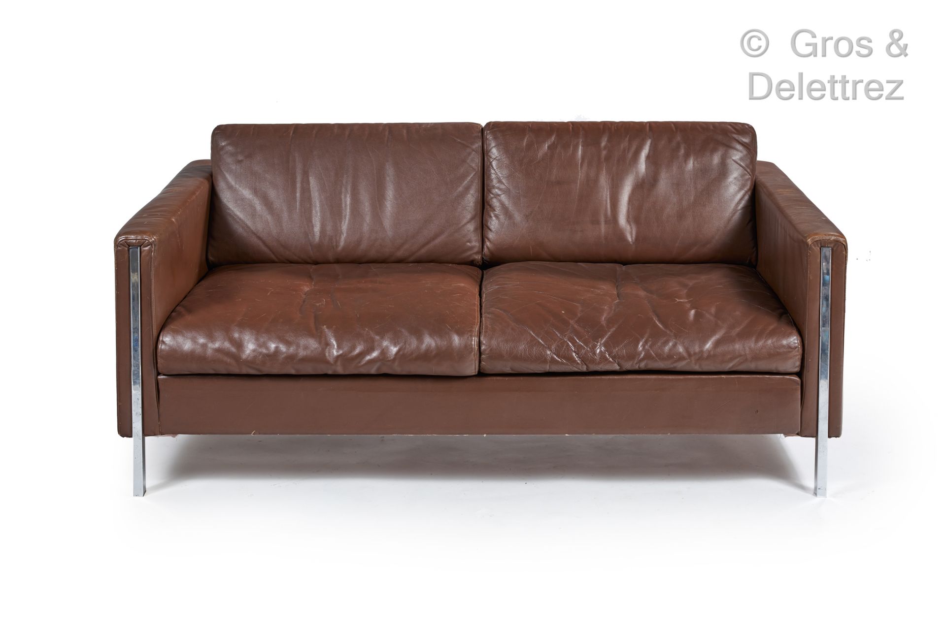 Null 皮埃尔-波林(1927-2009)

F442型沙发，镀铬金属结构，棕色皮革装饰。

艺术版》(Edition Artifort)

约1962年

&hellip;