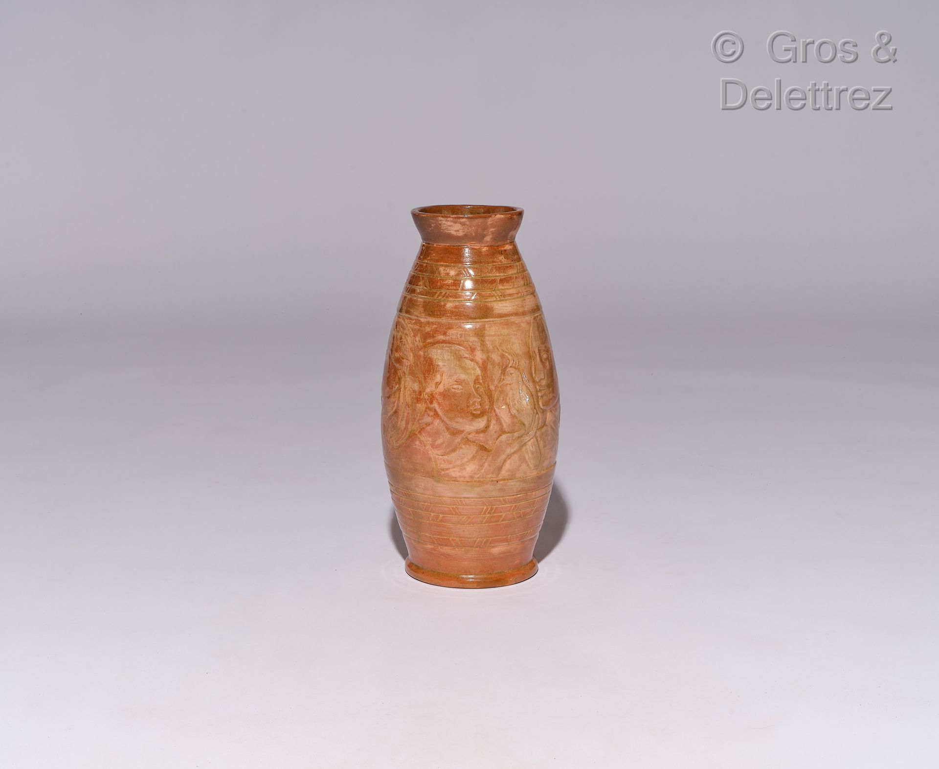 Null Claire CHARDENAL (20世纪)

棕色釉面陶瓷花瓶，装饰有女性面孔的楣板

签名

高：39厘米

(脖子上的伤痕)
