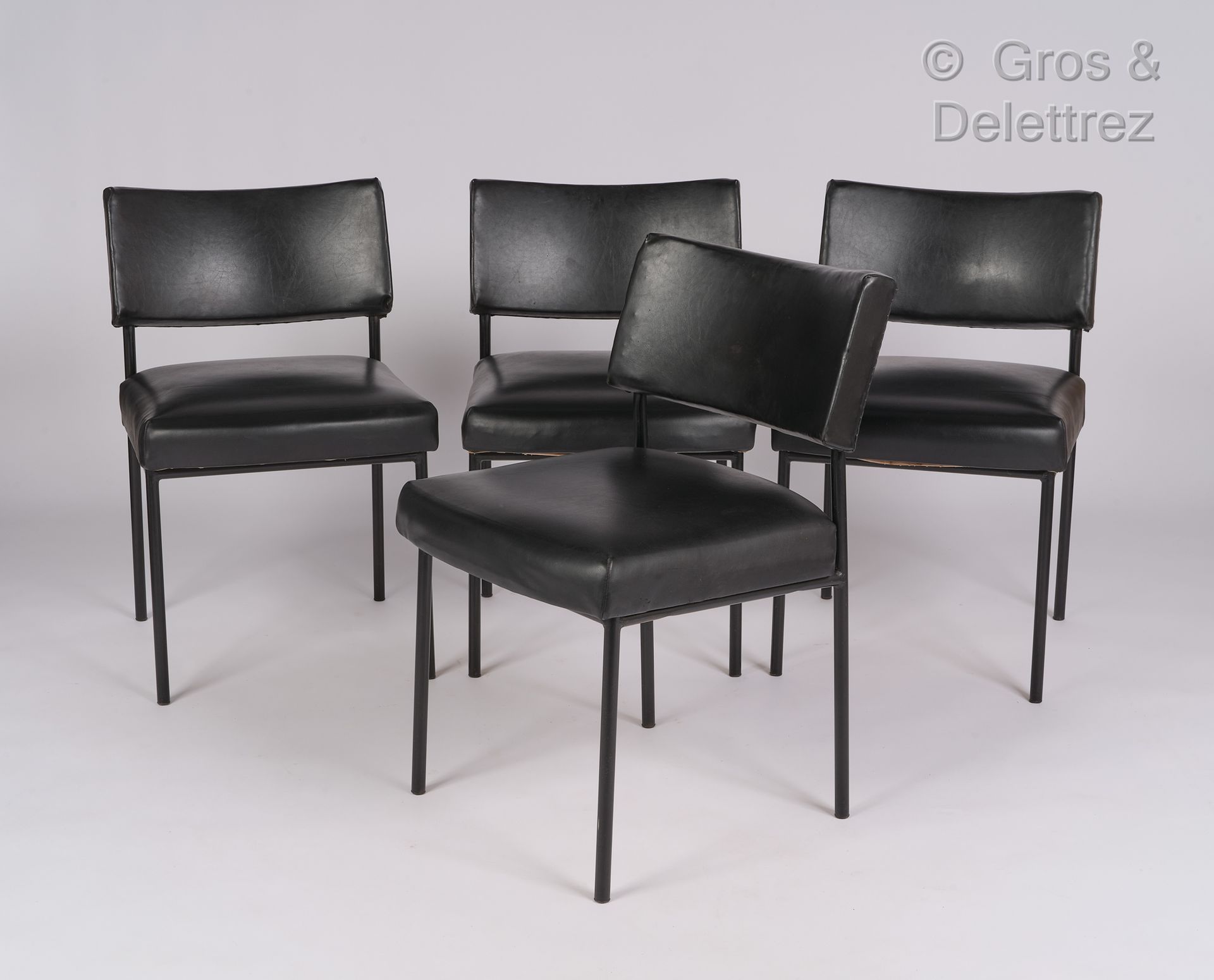 Null 约瑟夫-安德烈-莫特(1925-2013)

一套四把椅子，型号 "764"，黑色漆面金属结构和黑色底板

斯坦纳版

高：75厘米，宽：46厘米，深&hellip;
