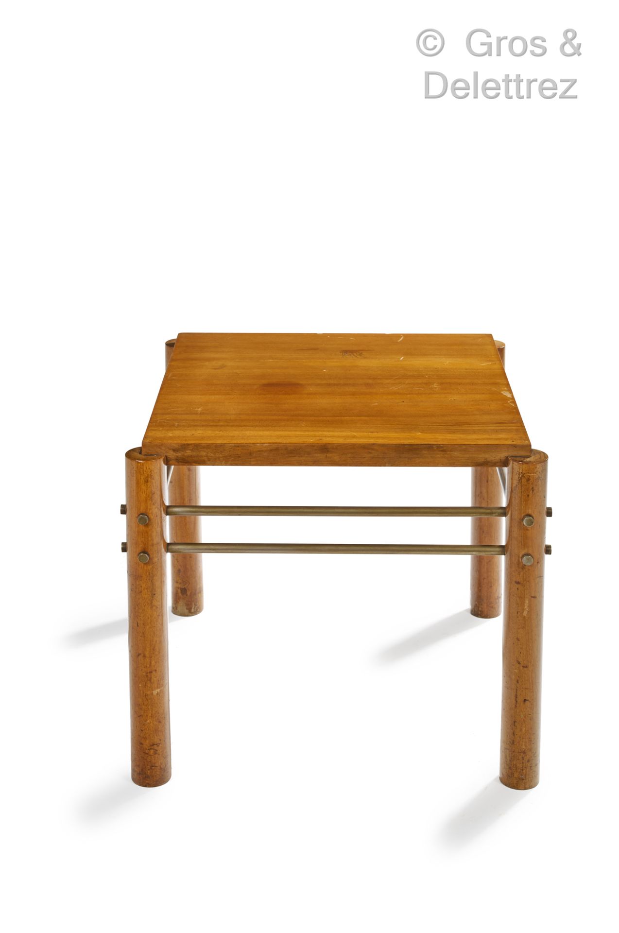 Null Jacques ADNET (1900-1984), 归于

方形现代主义胡桃木基座桌，站在由黄铜管连接的四个角脚上

约1930年

高：55厘米 &hellip;