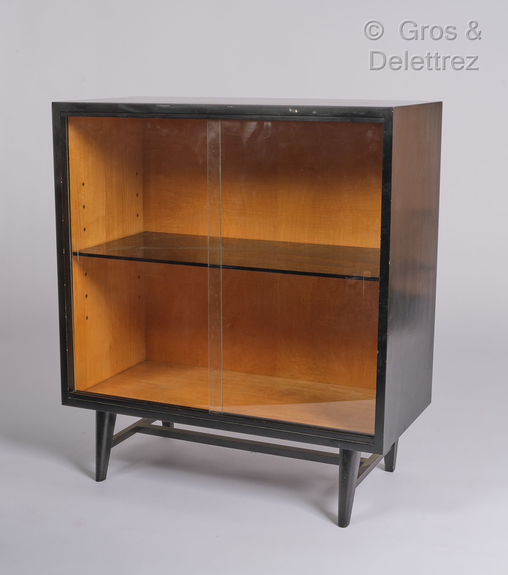 Null 莫里斯-弗拉歇 (1872-1964)

黑漆木质展示柜开有两扇玻璃推拉门

约1950年

高：100厘米，宽：89厘米，深：43厘米

(使用后的&hellip;