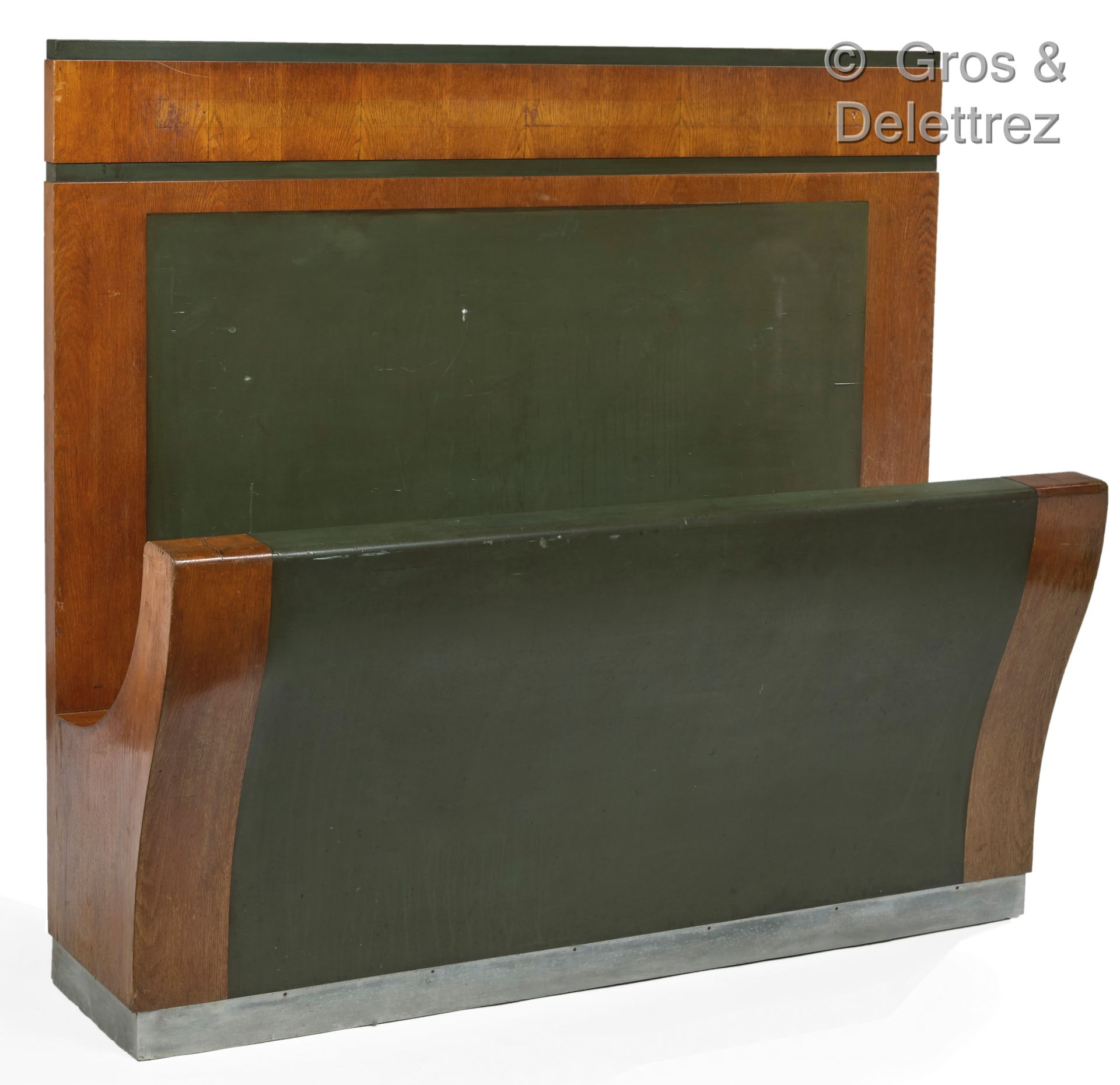 Null Giuseppe PIZZIGONI (XIX-XXth)

实心橡木、绿色油毡和底部铝条的前厅服装家具。

Zonca公司制造，贝加莫1929年

&hellip;