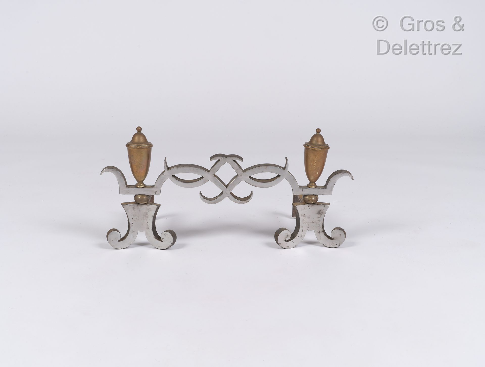 Null La obra francesa

Doble andamio de hierro forjado con decoración entrelazad&hellip;