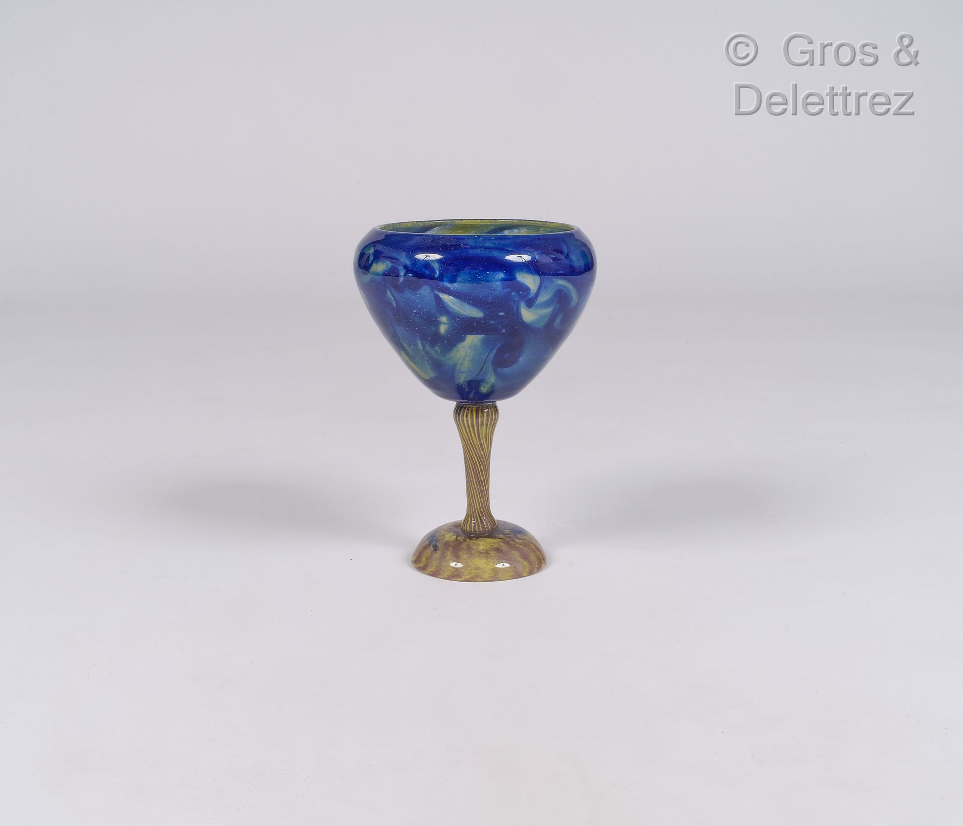 Null 薛尼德（SCHNEIDER）

玻璃碗在基座上，有蓝色的灯罩

在顶端签名

高：27厘米