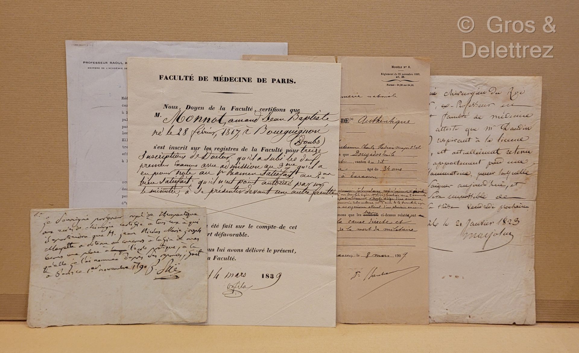 Null [医学-证书] 一套5份医学证书。



- 两份完全是手写的：一份是1790年11月的，由Pierre SUE（1739-1816，为米拉波进行尸检&hellip;